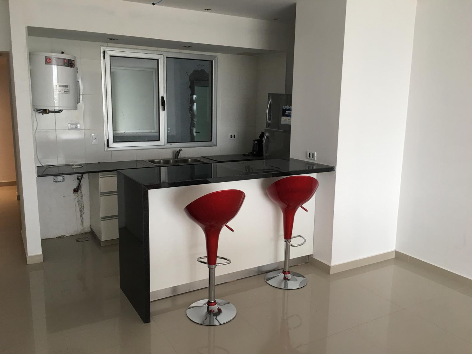 Semipiso frente al mar, de tres dormitorios y tres baños, cocina, amplio living-comedor, dos cocheras, parrilla, SUM, espejo de agua , en Monte Hermoso — foto 7