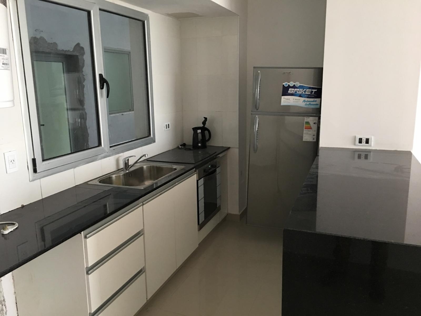 Semipiso frente al mar, de tres dormitorios y tres baños, cocina, amplio living-comedor, dos cocheras, parrilla, SUM, espejo de agua , en Monte Hermoso — foto 8