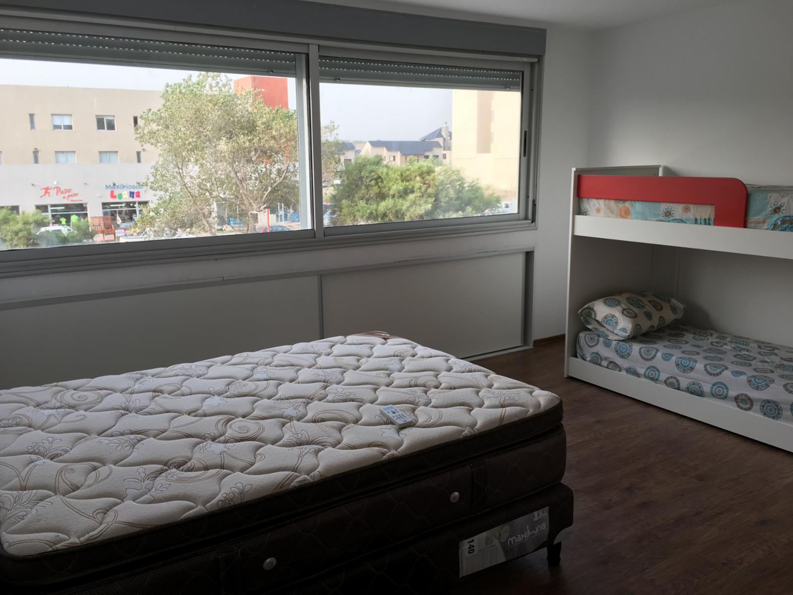 Semipiso frente al mar, de tres dormitorios y tres baños, cocina, amplio living-comedor, dos cocheras, parrilla, SUM, espejo de agua , en Monte Hermoso — foto 10