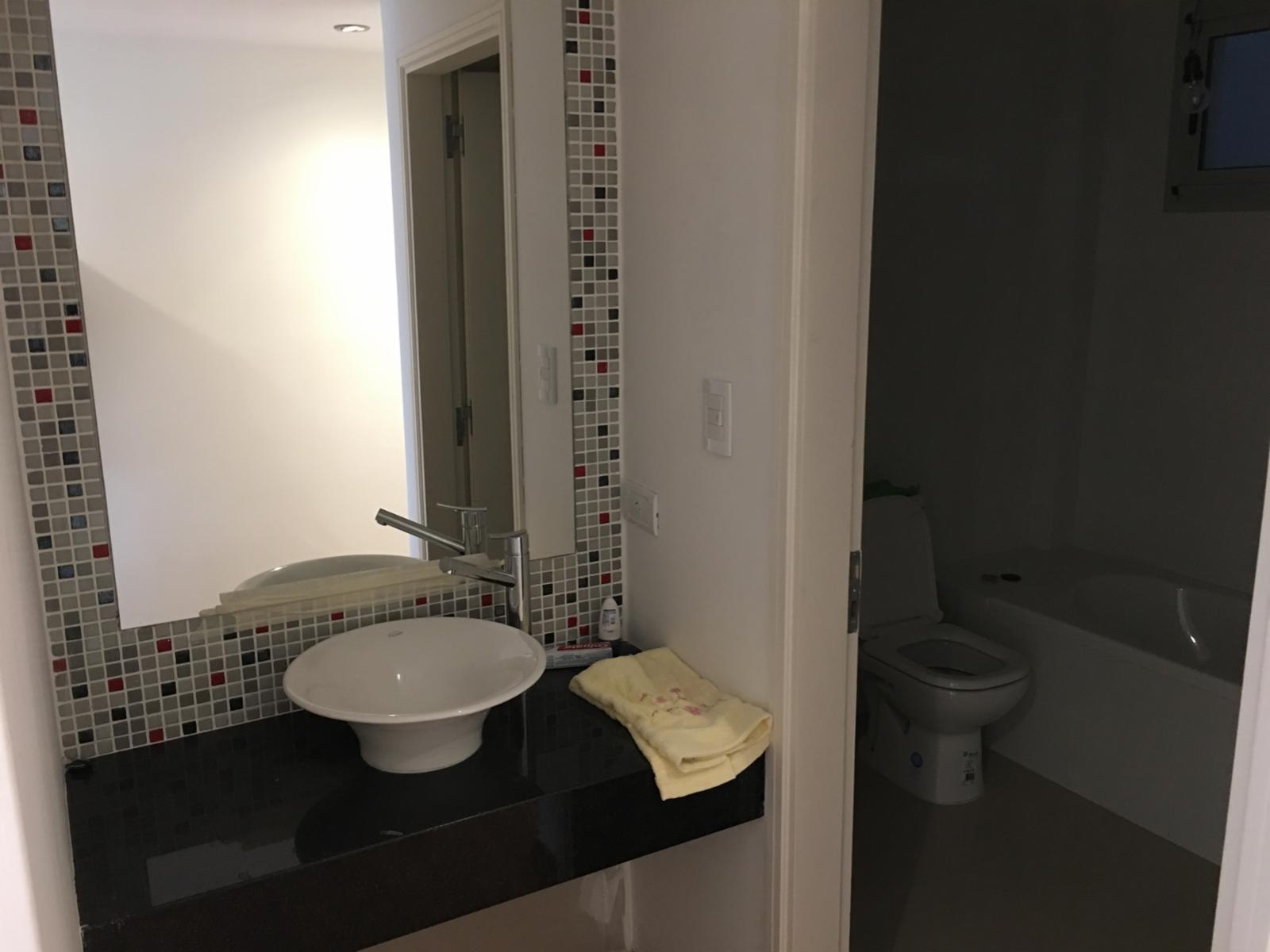 Semipiso frente al mar, de tres dormitorios y tres baños, cocina, amplio living-comedor, dos cocheras, parrilla, SUM, espejo de agua , en Monte Hermoso — foto 13