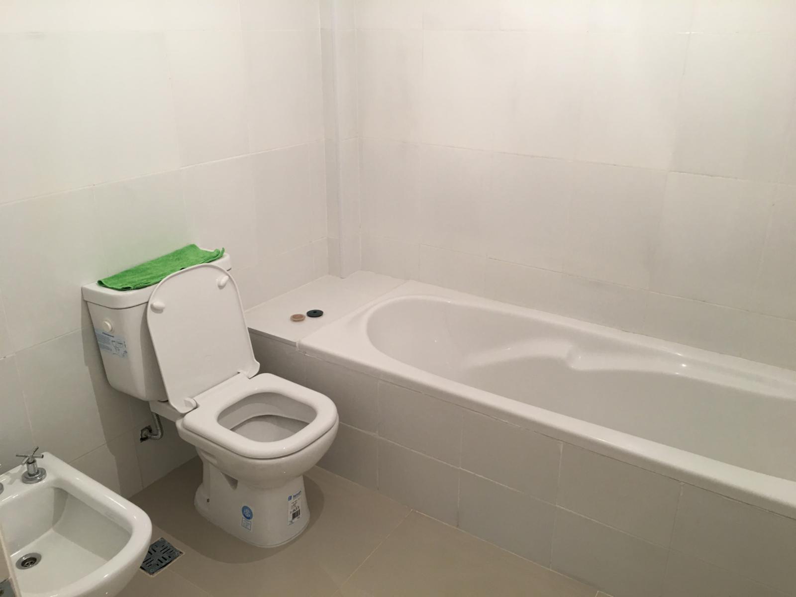 Semipiso frente al mar, de tres dormitorios y tres baños, cocina, amplio living-comedor, dos cocheras, parrilla, SUM, espejo de agua , en Monte Hermoso — foto 14