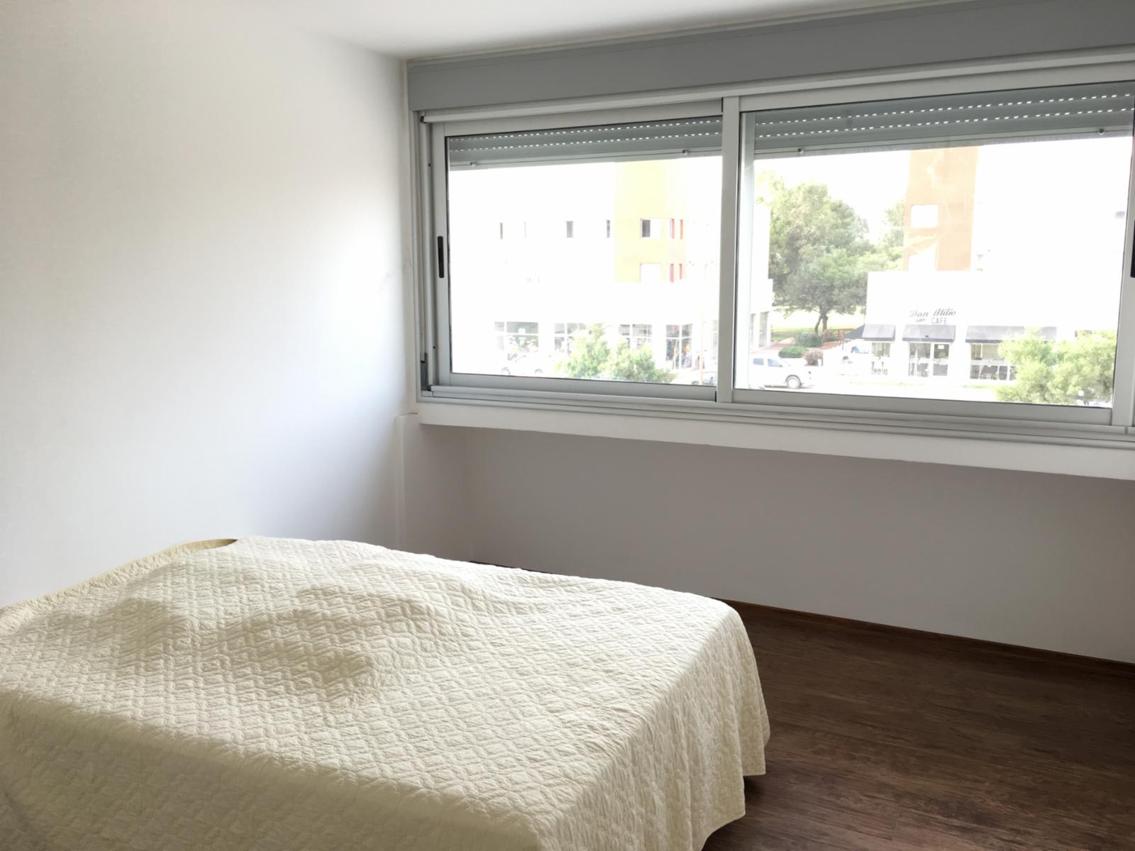 Semipiso frente al mar, de tres dormitorios y tres baños, cocina, amplio living-comedor, dos cocheras, parrilla, SUM, espejo de agua , en Monte Hermoso — foto 15