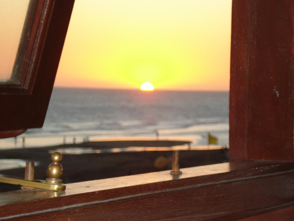 HERMOSO DEPARTAMENTO FRENTE AL MAR A DOS CUADRAS DE LA PEATONAL EN MONTE HERMOSO — foto 4
