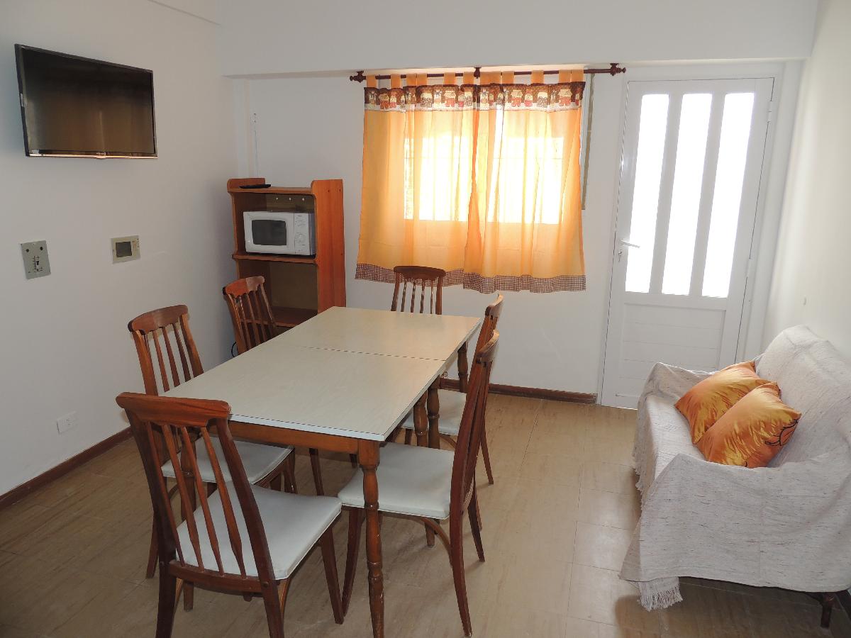 DEPARTAMENTO EN PLANTA BAJA A UNA CUADRA DEL MAR Y DOS DE LA PEATONAL EN MONTE HERMOSO