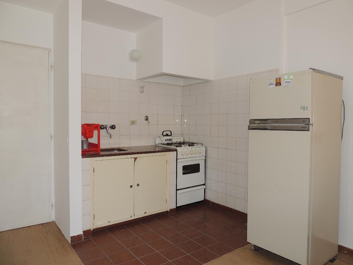DEPARTAMENTO EN PLANTA BAJA A UNA CUADRA DEL MAR Y DOS DE LA PEATONAL EN MONTE HERMOSO — foto 3
