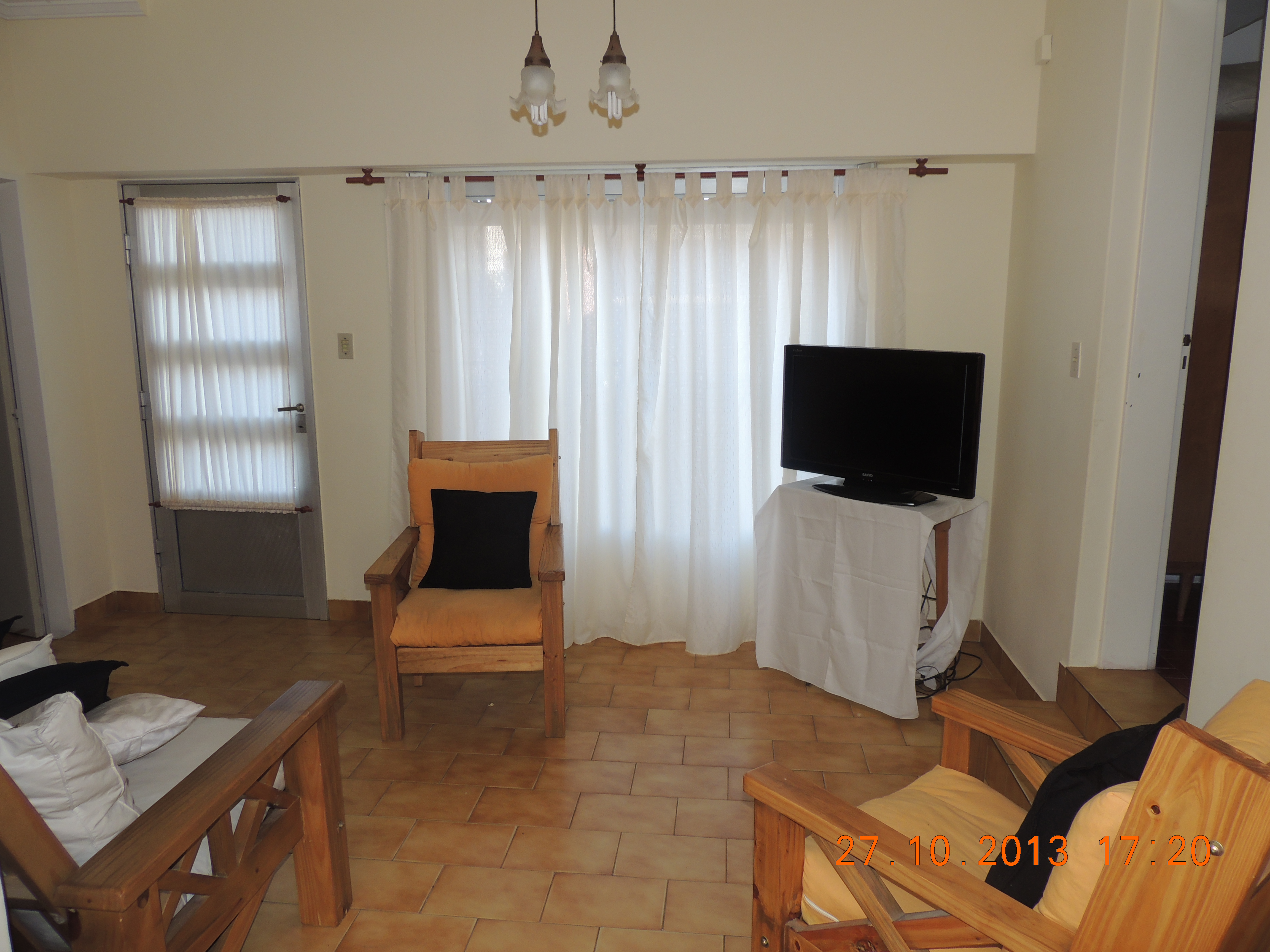 CASA con servicios de 2 dormitorios y 2 baños a una cuadra del mar y a dos de la peatonal, en Monte Hermoso - 1