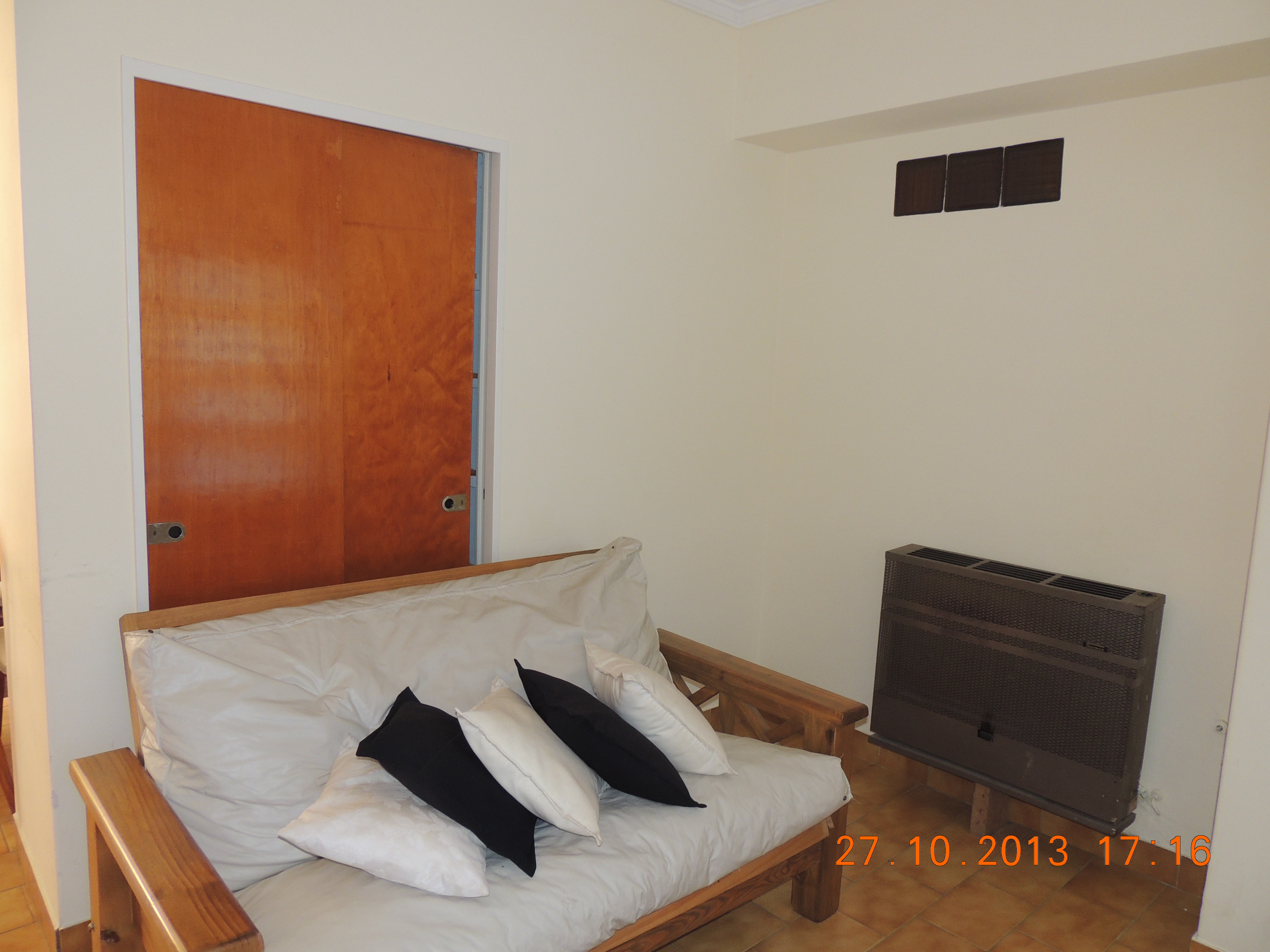 CASA con servicios de 2 dormitorios y 2 baños a una cuadra del mar y a dos de la peatonal, en Monte Hermoso - 2