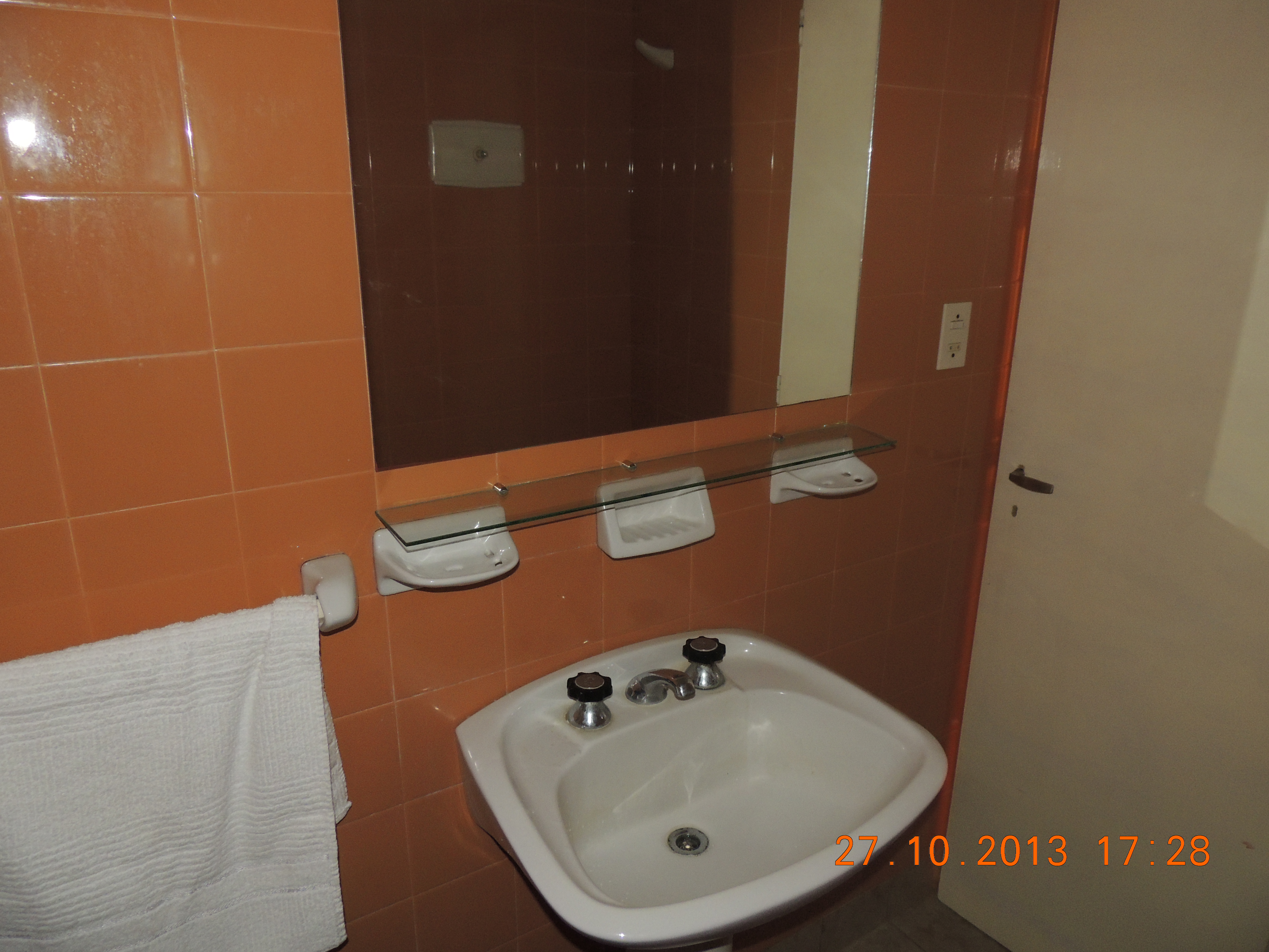 CASA con servicios de 2 dormitorios y 2 baños a una cuadra del mar y a dos de la peatonal, en Monte Hermoso - 9