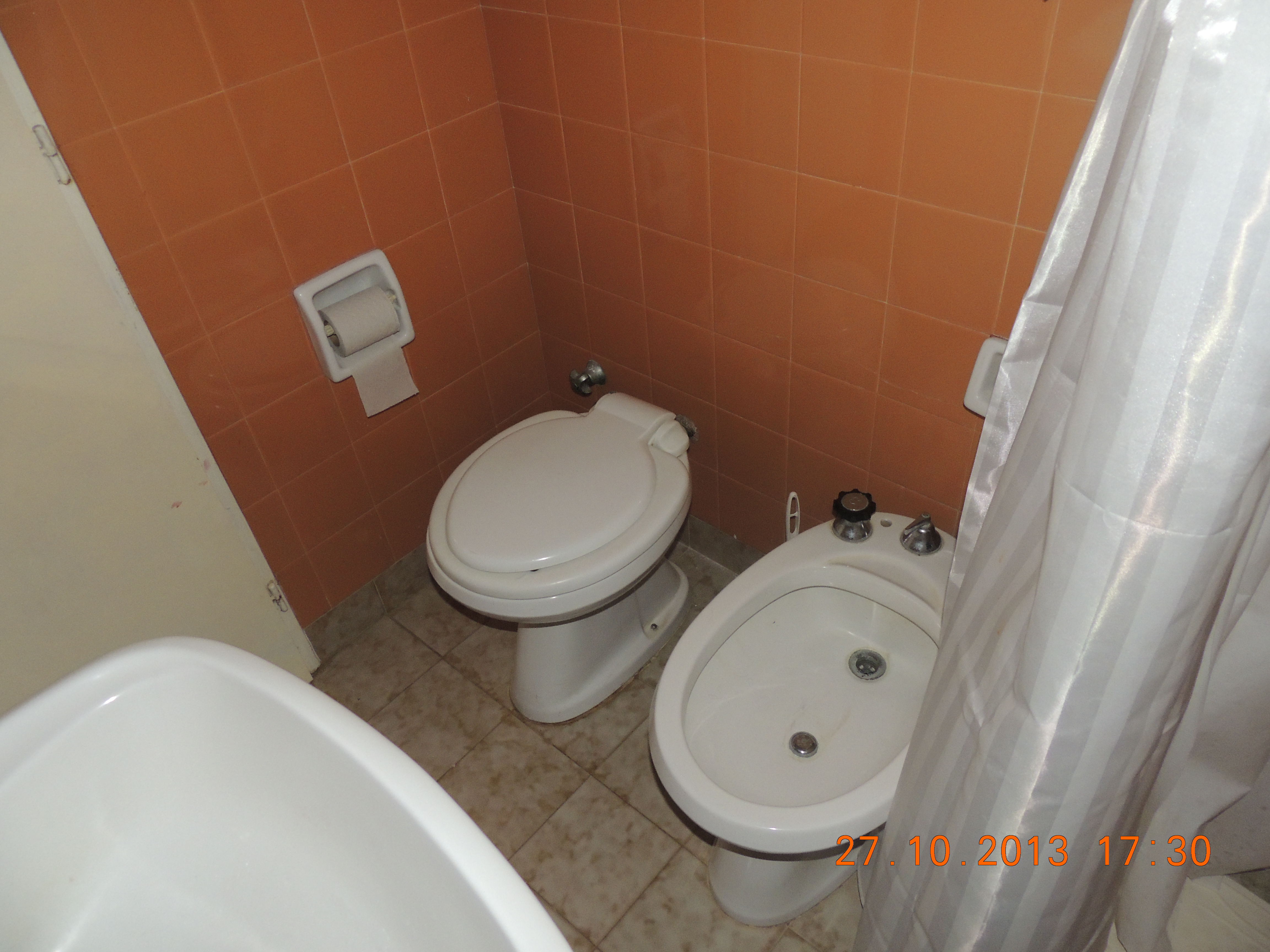 CASA con servicios de 2 dormitorios y 2 baños a una cuadra del mar y a dos de la peatonal, en Monte Hermoso - 10