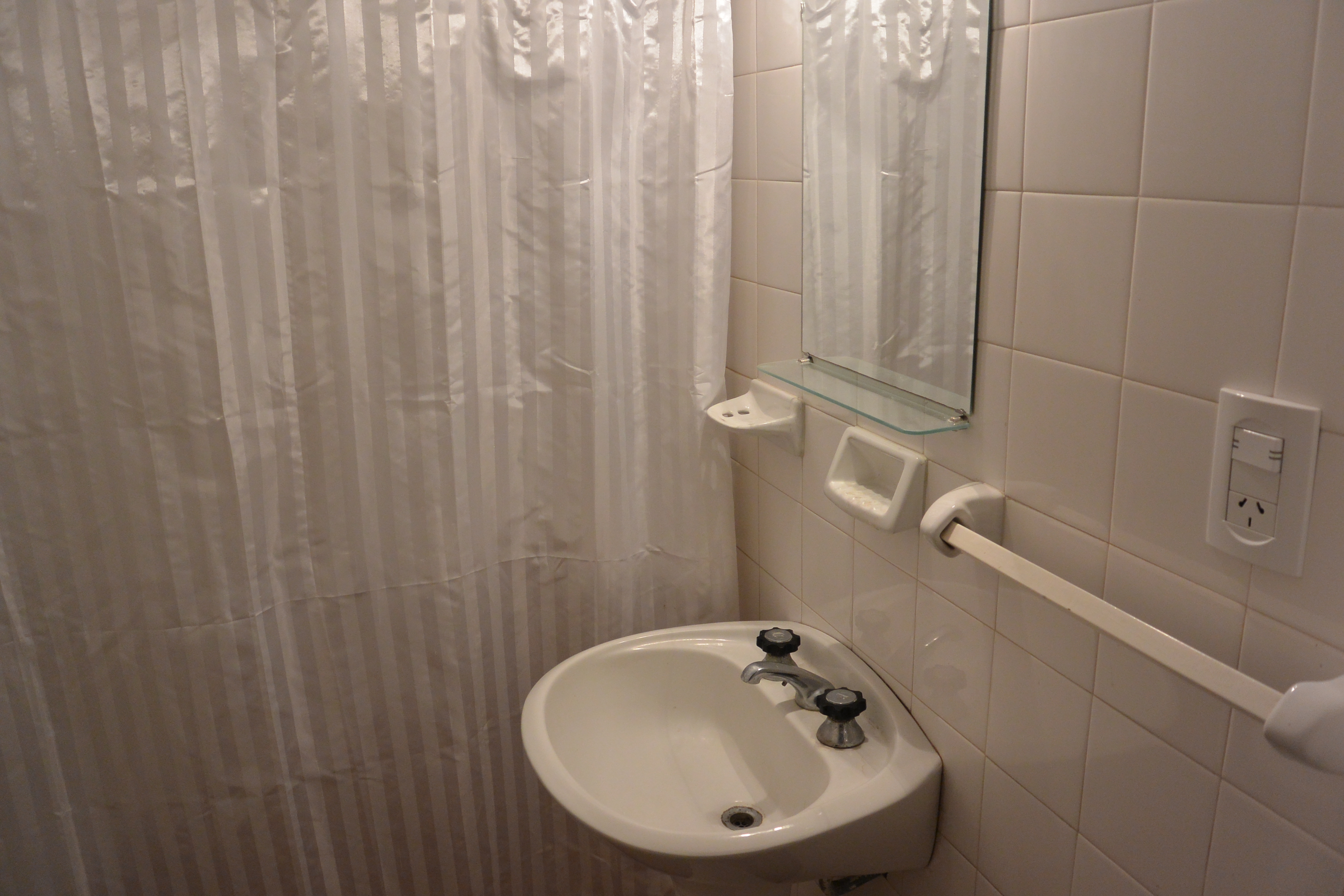Departamento en Planta Baja de 2 dormitorios y cocina-comedor , patio con parrilla y baño , a 1 cuadra del mar y 2 de la peatonal. — foto 4