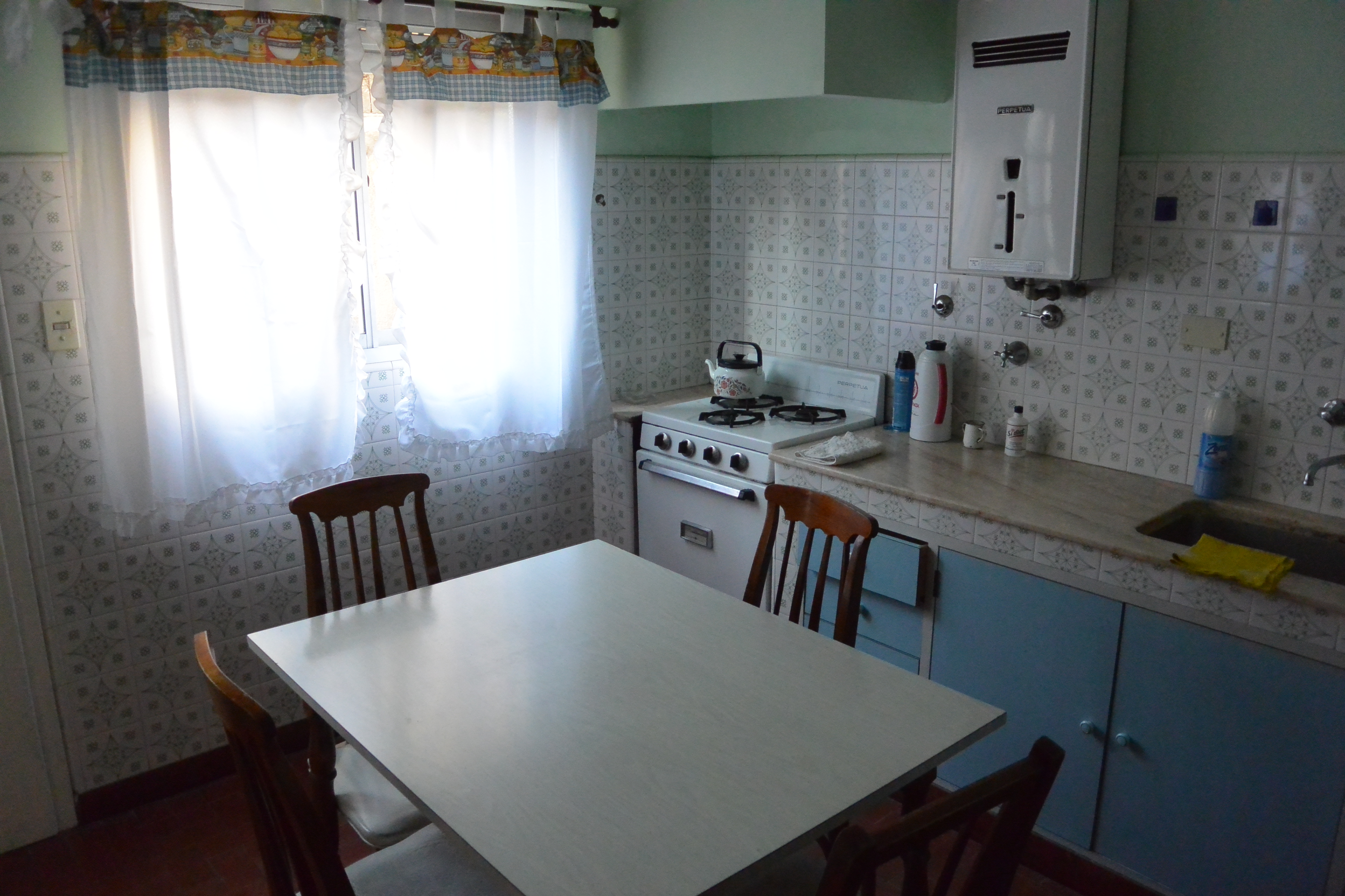 Departamento en Planta Baja de 2 dormitorios y cocina-comedor , patio con parrilla y baño , a 1 cuadra del mar y 2 de la peatonal. — foto 6