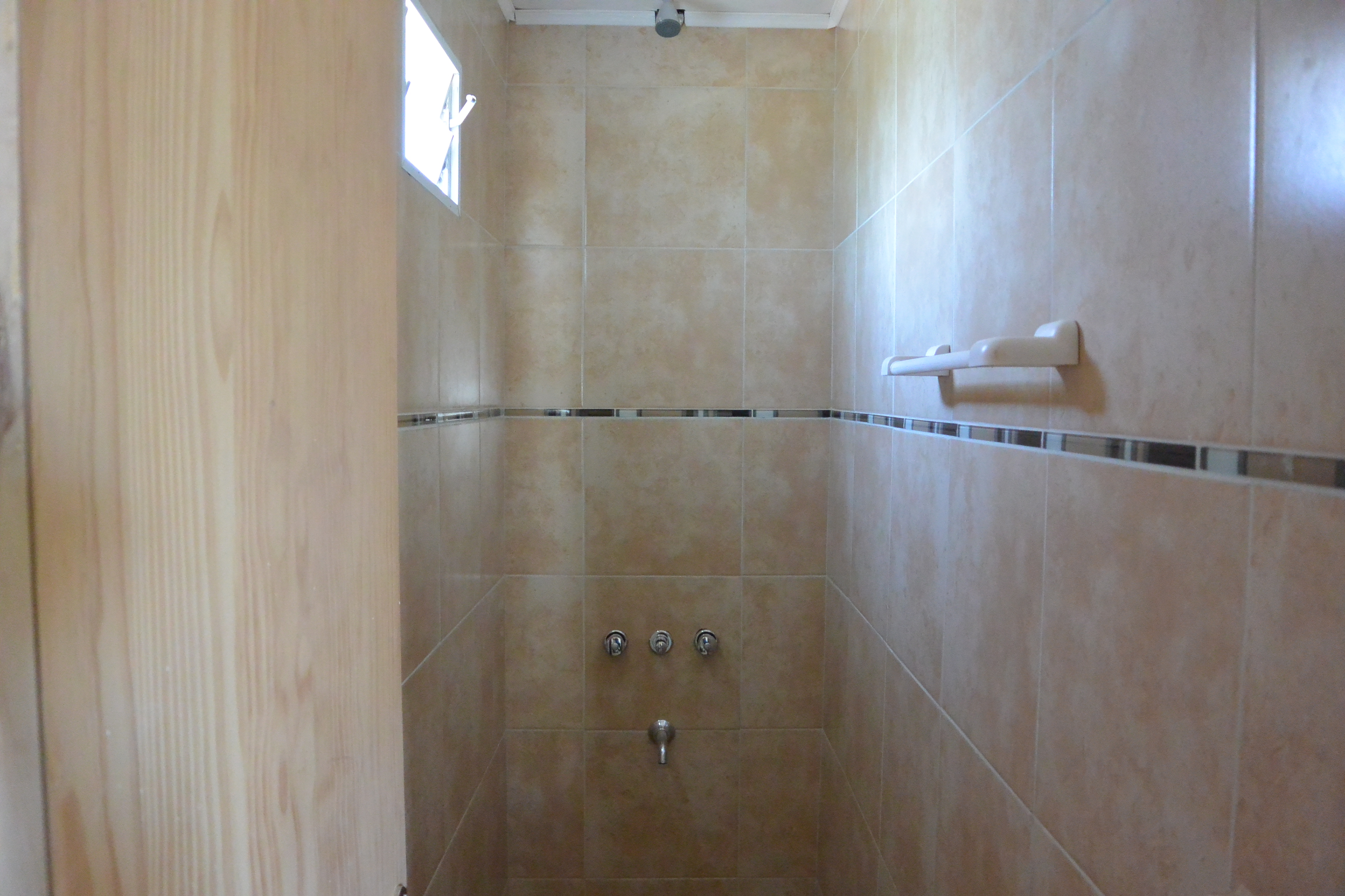 Excelente Casa en Monte Hermoso del Este, hermoso barrio residencial arbolado, ideal para relajarse en un entorno natural. Ubicada a 450 metros del mar y 7 cuadras de la peatonal — foto 10