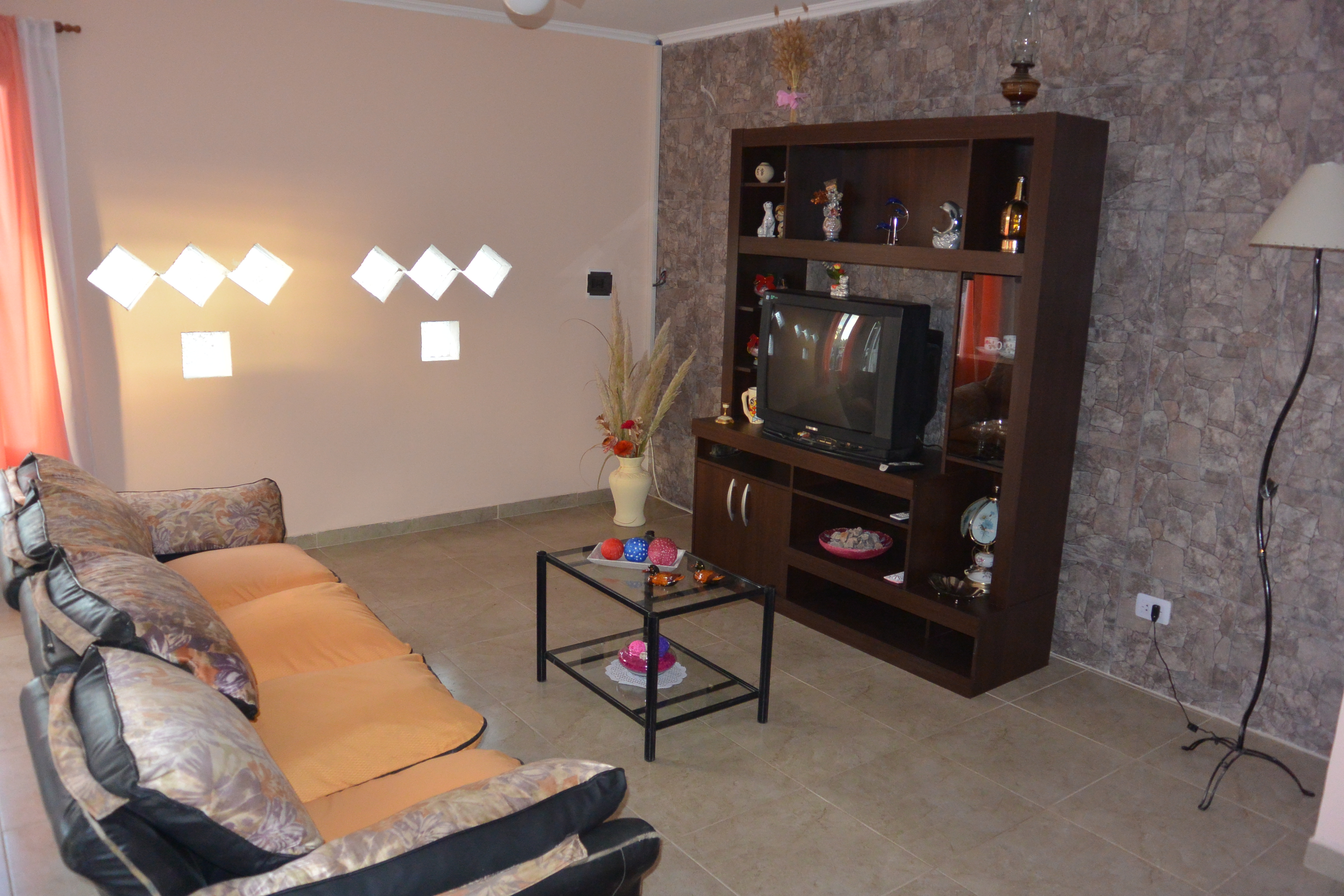 Casa de 2 dormitorios en Sauce Grande a una cuadra del mar (Balneario ubicado a 6 km de Monte) en zona arbolada ideal para relajarse y disfrutar de la naturaleza y el mar. — foto 4
