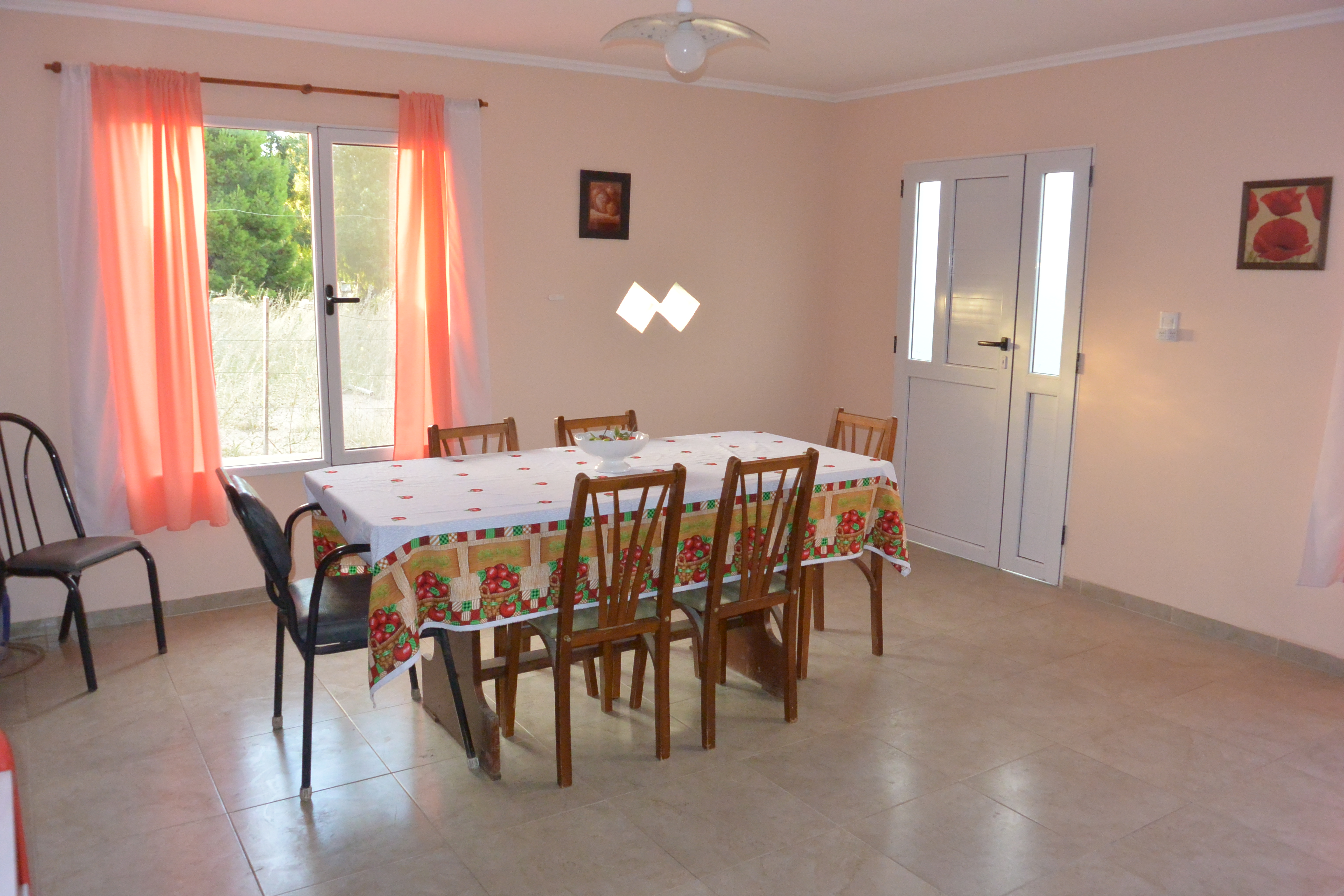 Casa de 2 dormitorios en Sauce Grande a una cuadra del mar (Balneario ubicado a 6 km de Monte) en zona arbolada ideal para relajarse y disfrutar de la naturaleza y el mar. — foto 5