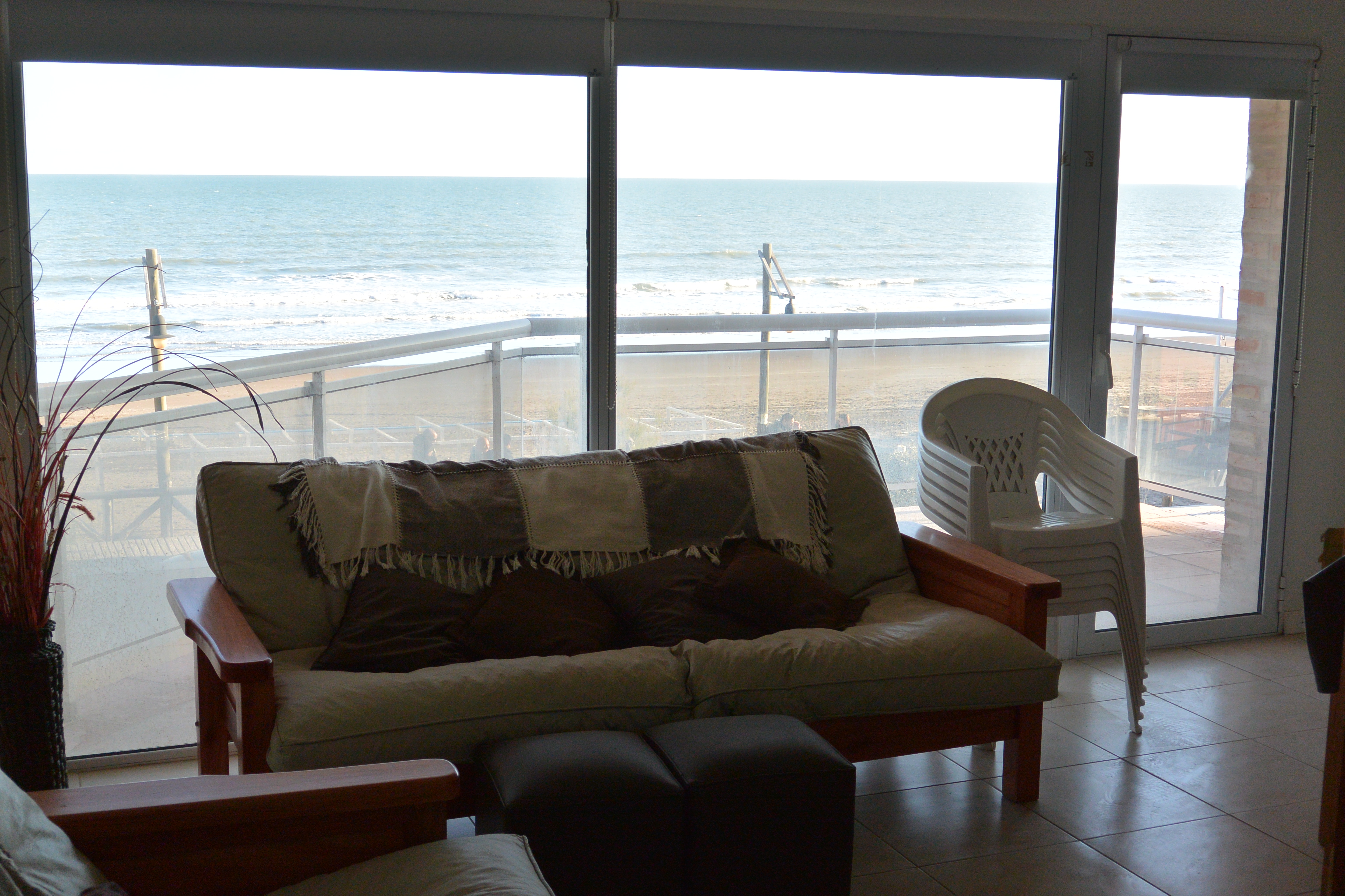 DEPARTAMENTO DE 2 DORMITORIOS FRENTE AL MAR, EN MONTE HERMOSO — foto 2