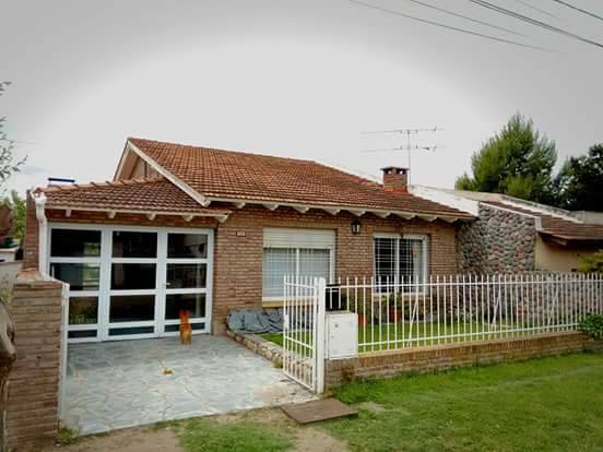 Gran Casa de 4 dormitorios y dos baños, patio y pileta de lona , a 6 cuadras del mar y 9 de la peatonal, en monte hermoso