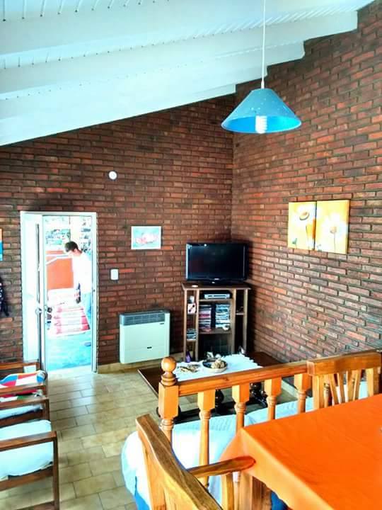 Gran Casa de 4 dormitorios y dos baños, patio y pileta de lona , a 6 cuadras del mar y 9 de la peatonal, en monte hermoso — foto 2