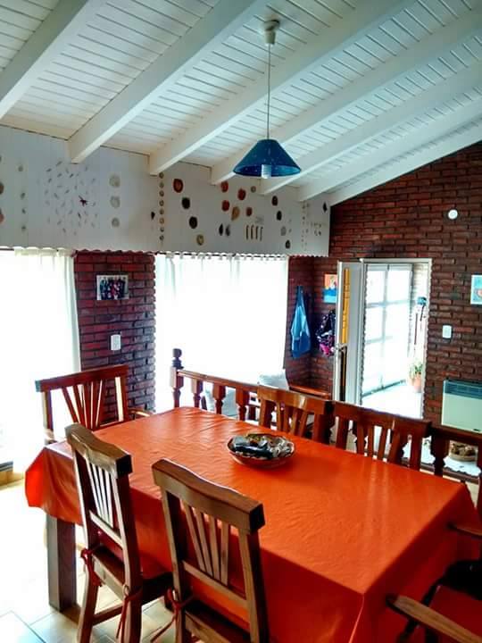 Gran Casa de 4 dormitorios y dos baños, patio y pileta de lona , a 6 cuadras del mar y 9 de la peatonal, en monte hermoso — foto 4