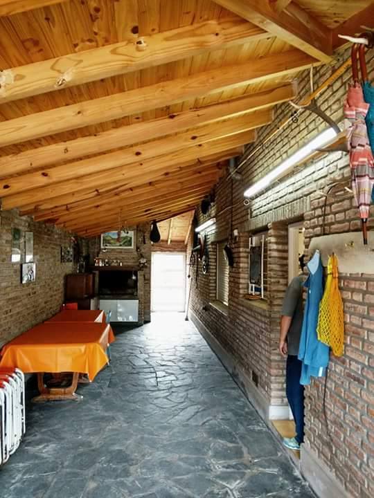 Gran Casa de 4 dormitorios y dos baños, patio y pileta de lona , a 6 cuadras del mar y 9 de la peatonal, en monte hermoso — foto 7