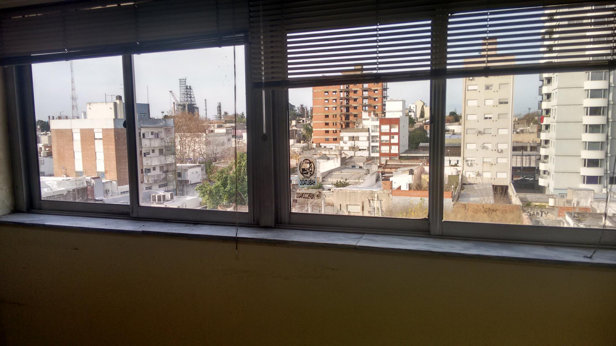 Campana - Oficina en excelente ubicación. En el corazón del centro. Cerca de bancos y comercios. 5to piso al frente. Muy Luminosa - 1