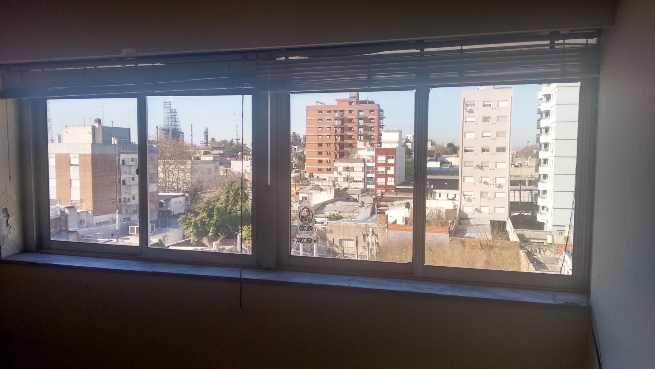 Campana - Oficina en excelente ubicación. En el corazón del centro. Cerca de bancos y comercios. 5to piso al frente. Muy Luminosa - 4
