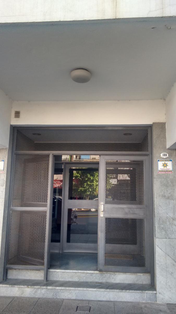 Campana - Oficina en excelente ubicación. En el corazón del centro. Cerca de bancos y comercios. 5to piso al frente. Muy Luminosa - 5