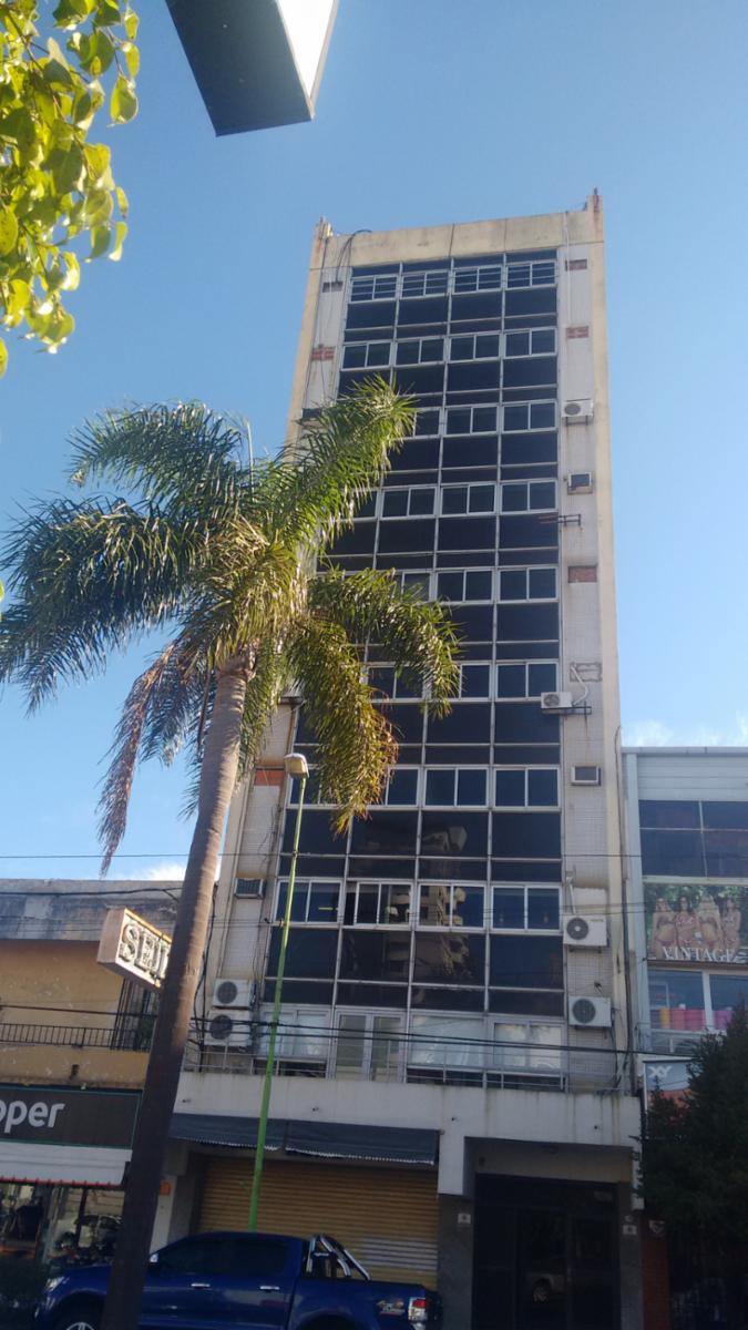 Campana - Oficina en excelente ubicación. En el corazón del centro. Cerca de bancos y comercios. 5to piso al frente. Muy Luminosa - 6