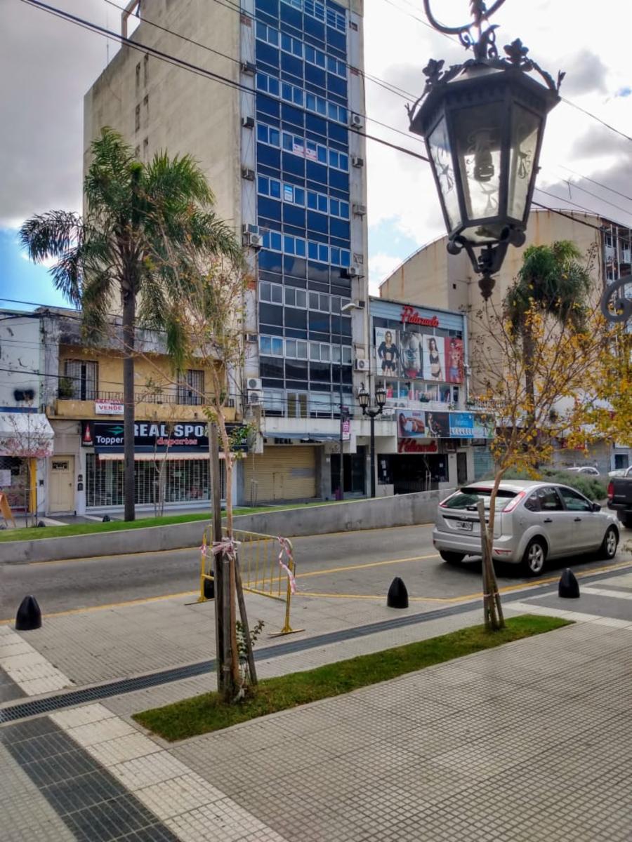 Campana - Oficina en excelente ubicación. En el corazón del centro. Cerca de bancos y comercios. 5to piso al frente. Muy Luminosa - 7