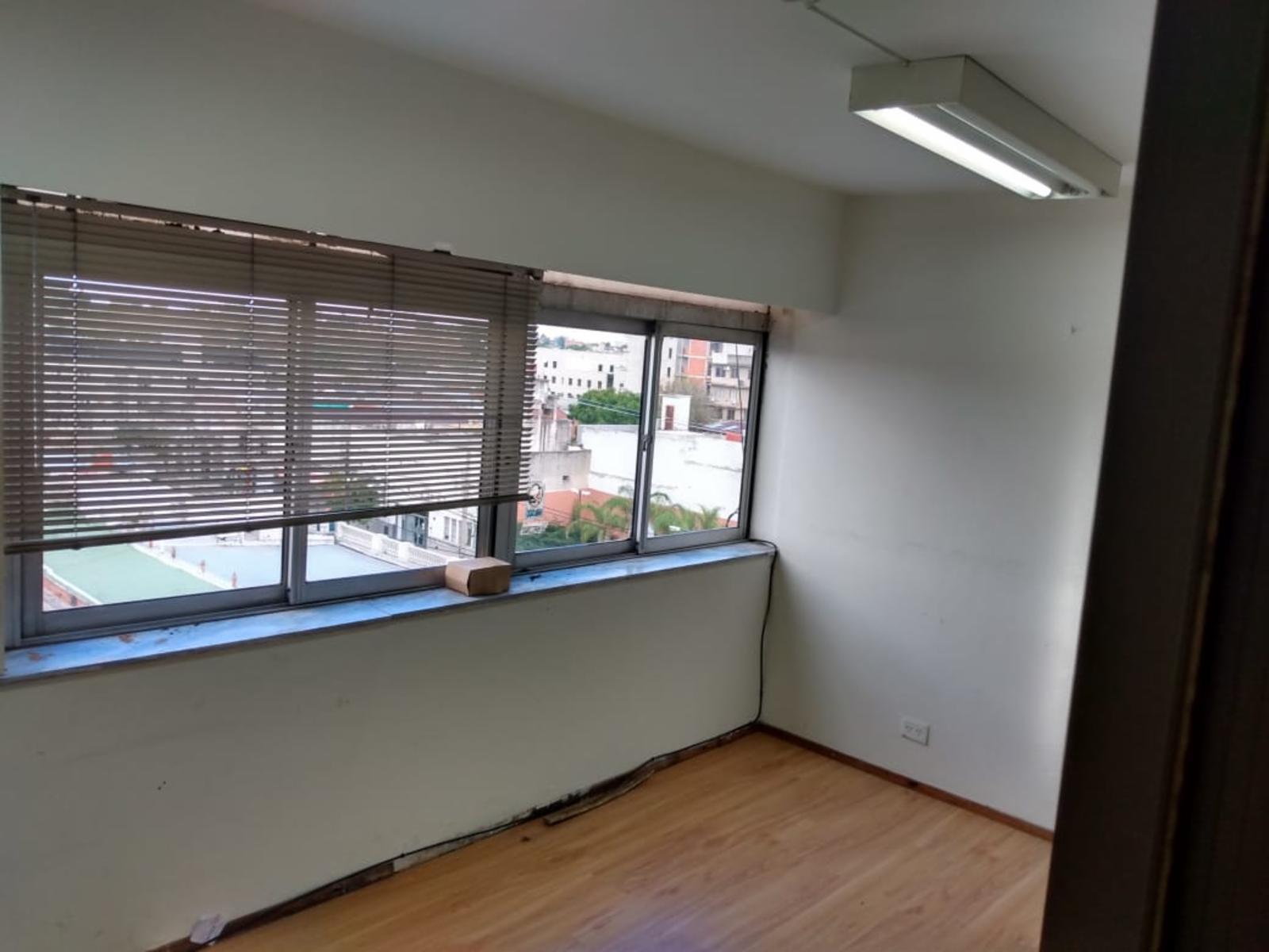 Campana - Oficina en excelente ubicación. En el corazón del centro. Cerca de bancos y comercios. 5to piso al frente. Muy Luminosa - 9
