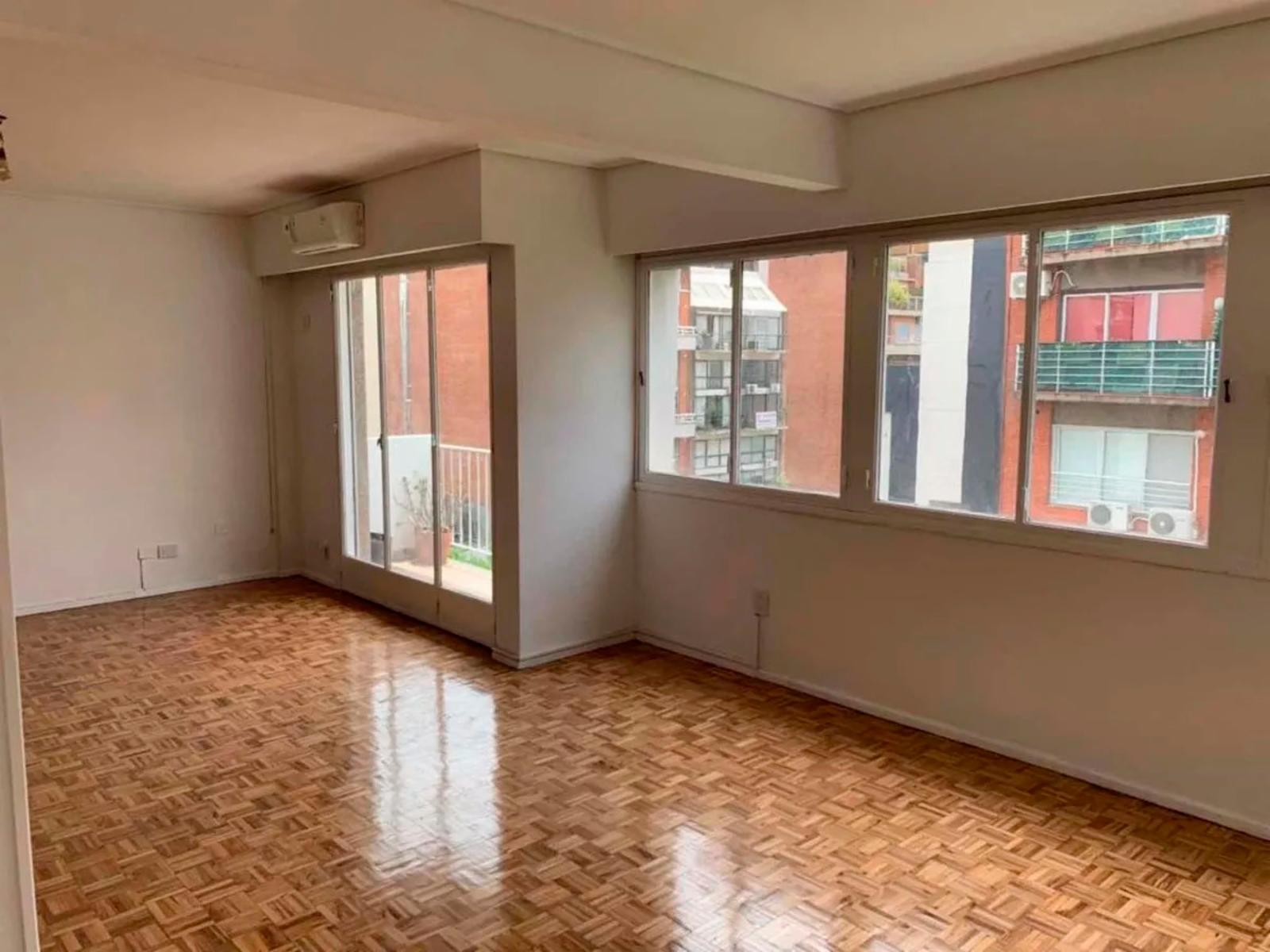 Todo luz Piso en excelente ubicación. 2 balcones, totalmente reciclado. - 1