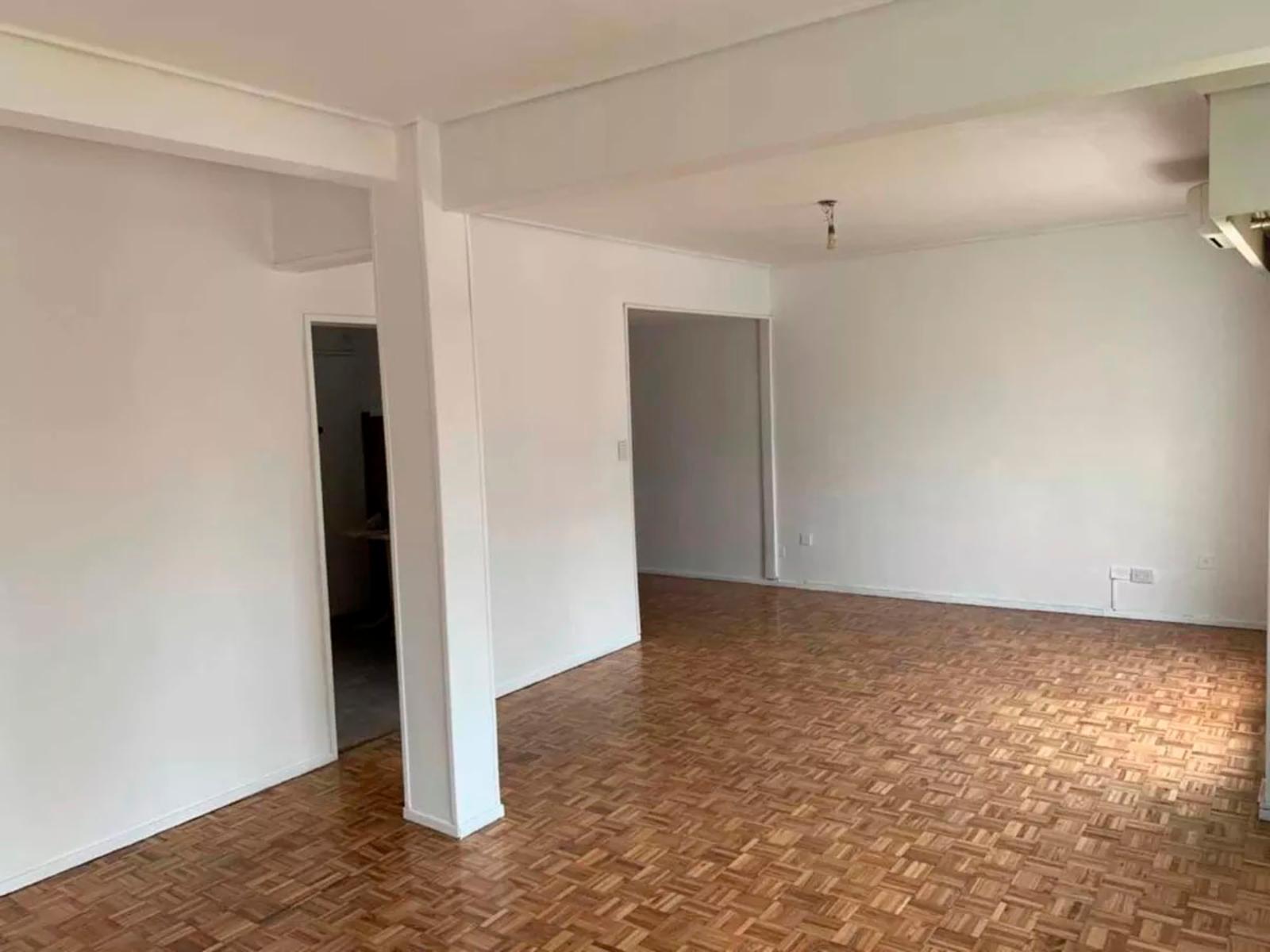 Todo luz Piso en excelente ubicación. 2 balcones, totalmente reciclado. - 2