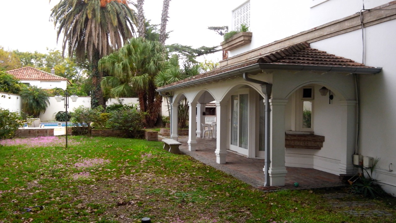 Excelente casa en 2 plantas con quincho y piscina sobre lote de 20x50 mts. en Haedo Chico. Digna de ver. Consulte para visitas y precio. Oportunidad — foto 2