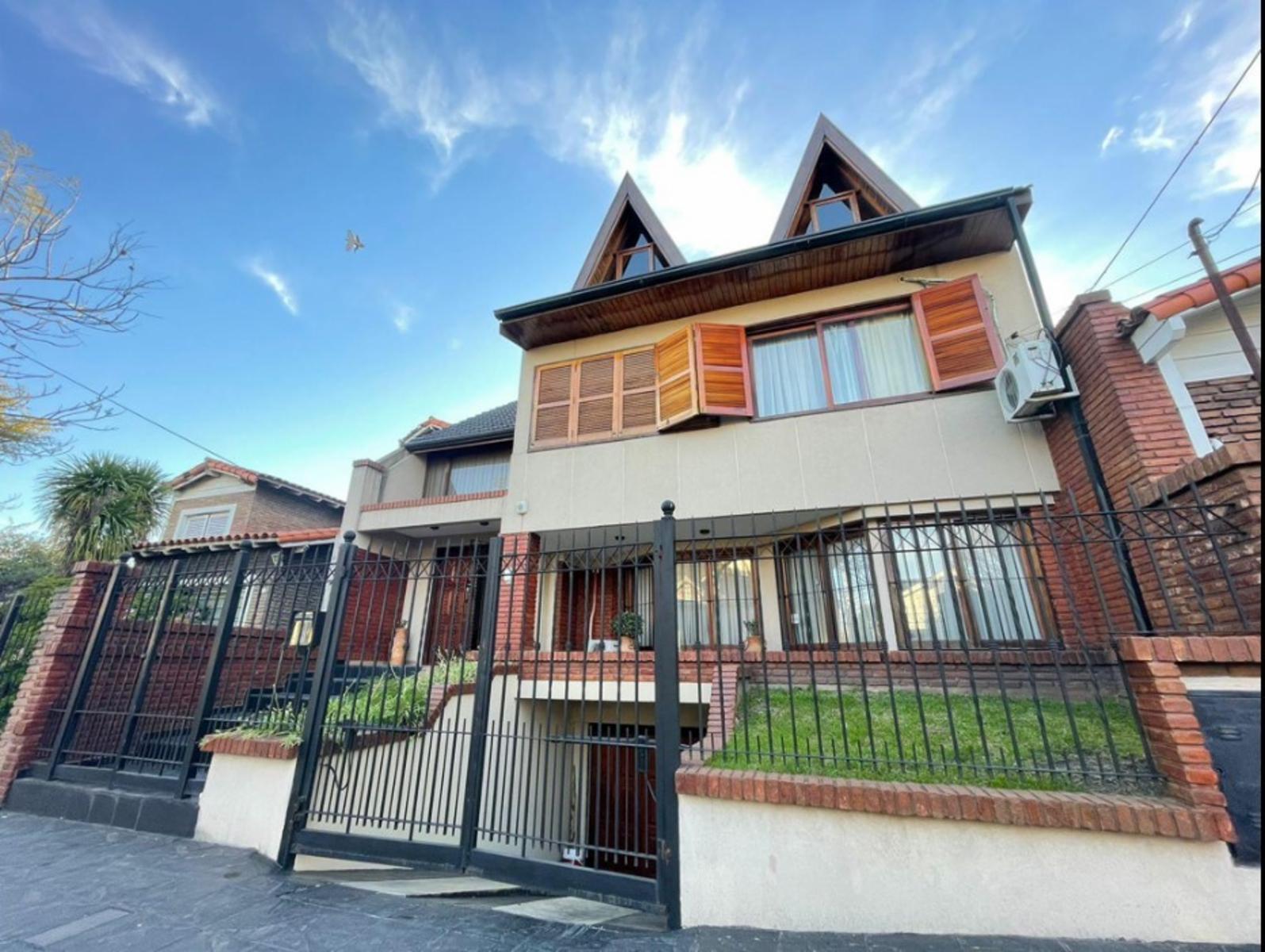 Excelente chalet 6 ambientes en Parque Ayerza, Castelar Norte., Posibilidad de permuta menor valor . Consulte.