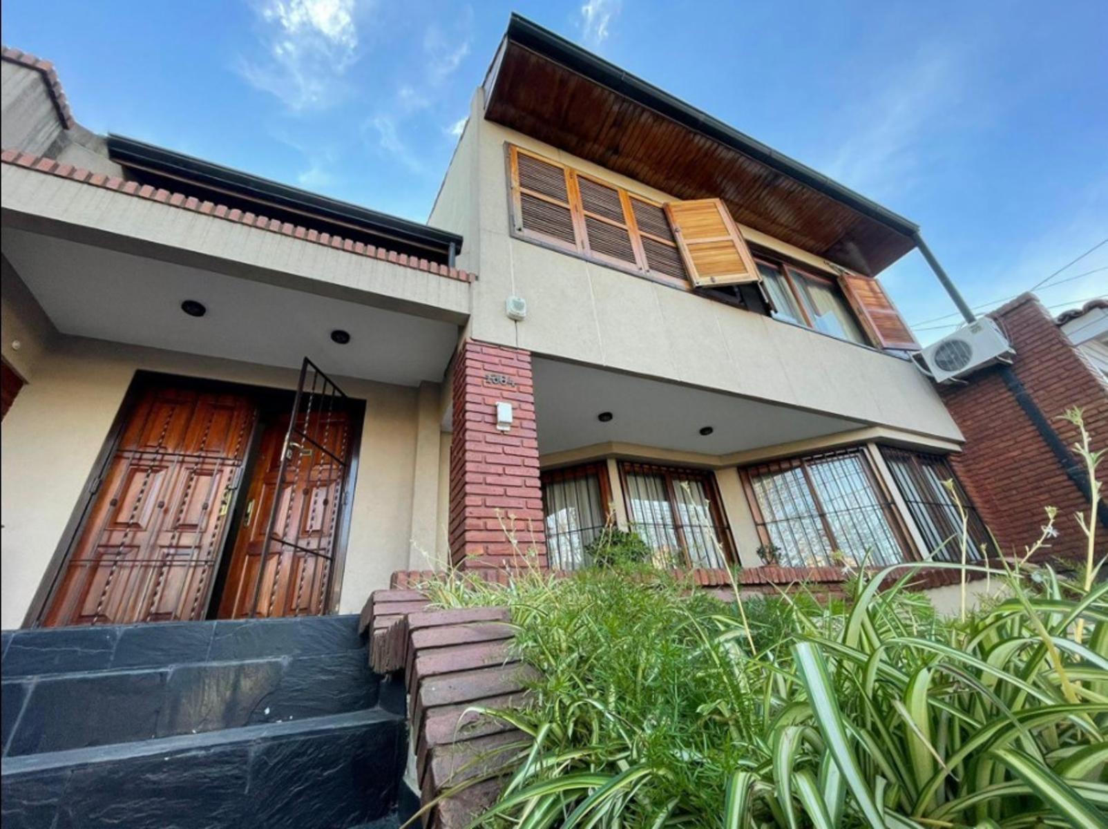 Excelente chalet 6 ambientes en Parque Ayerza, Castelar Norte., Posibilidad de permuta menor valor . Consulte. — foto 2