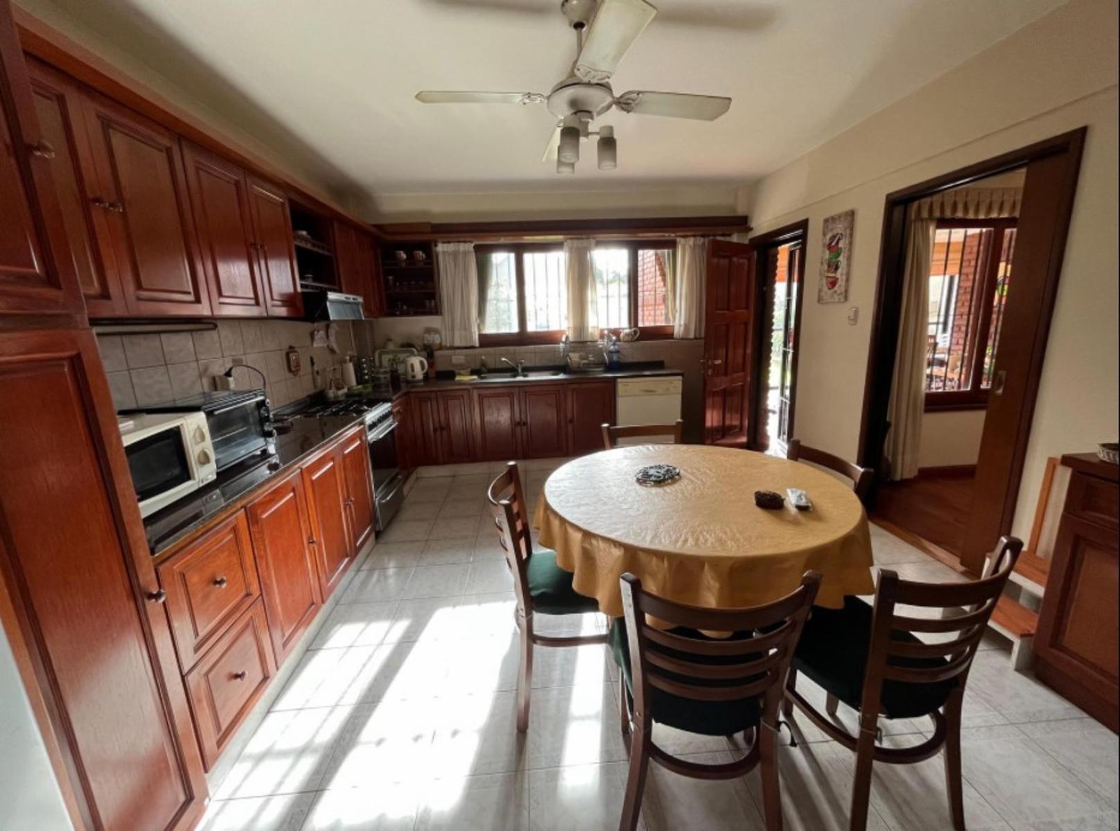 Excelente chalet 6 ambientes en Parque Ayerza, Castelar Norte., Posibilidad de permuta menor valor . Consulte. — foto 8