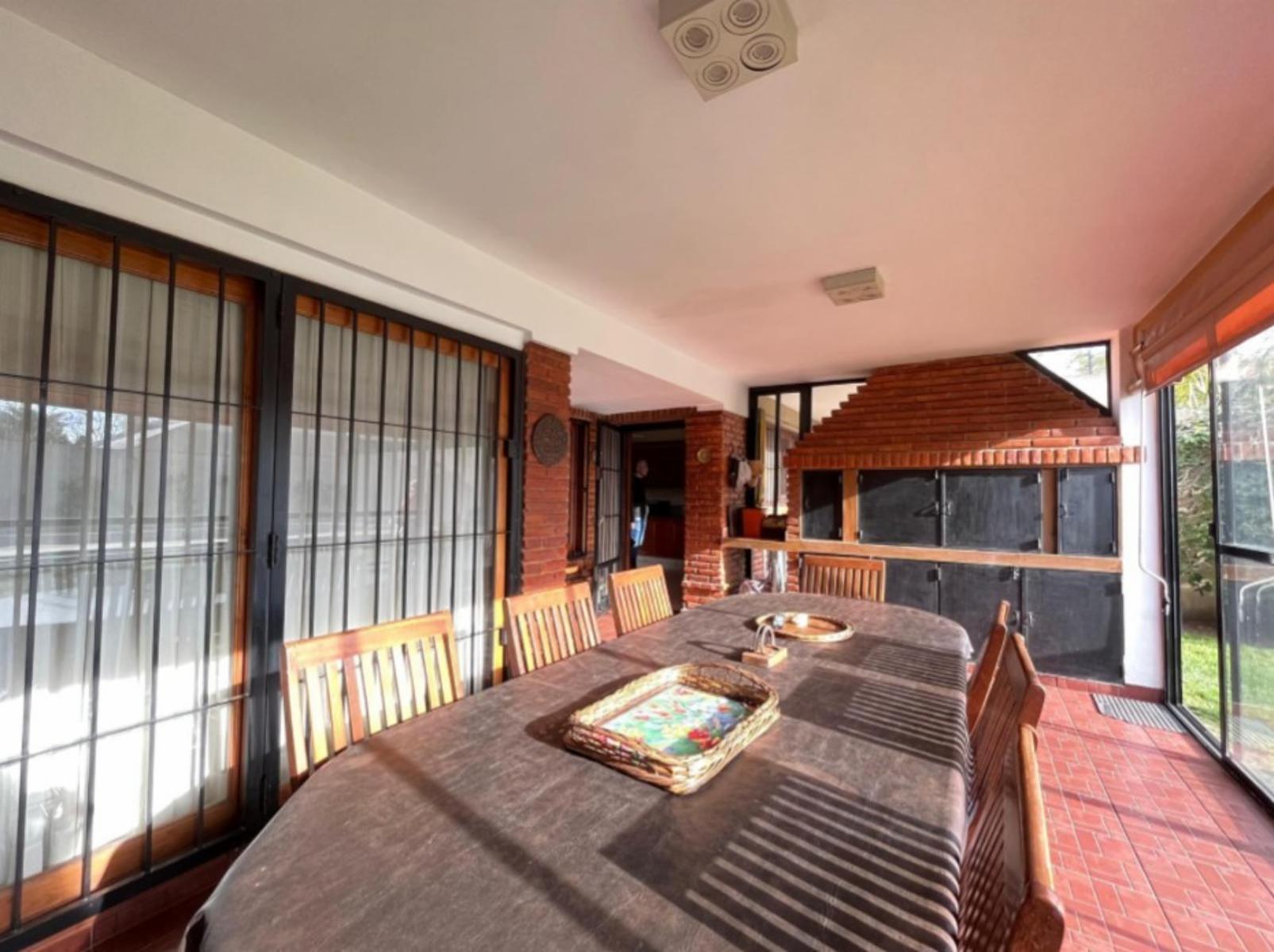 Excelente chalet 6 ambientes en Parque Ayerza, Castelar Norte., Posibilidad de permuta menor valor . Consulte. — foto 11