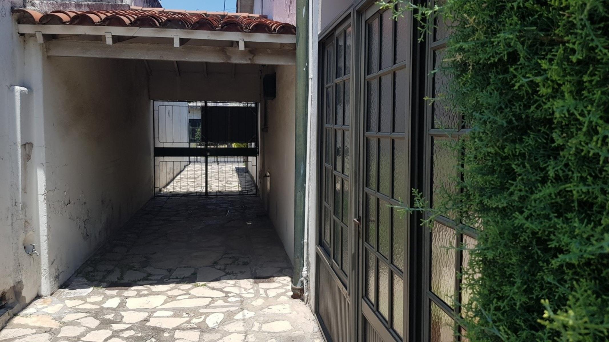 Excelente PH interno con espacio guarda coche y con 3 dormitorios y jardín al fondo. — foto 3