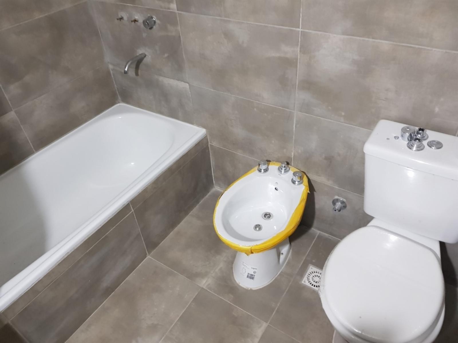 Excelentes 2 Dúplex a estrenar en Haedo Norte, con 2 dormitorios y un amplio play room, 1 baño completo y un Toilette ,patio, lavadero , jardín y cochera .Consulte. — foto 2