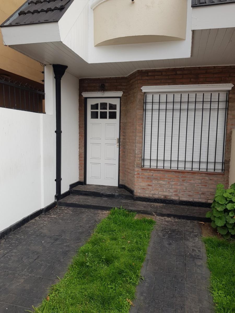 Excelentes 2 Dúplex a estrenar en Haedo Norte, con 2 dormitorios y un amplio play room, 1 baño completo y un Toilette ,patio, lavadero , jardín y cochera .Consulte. — foto 8