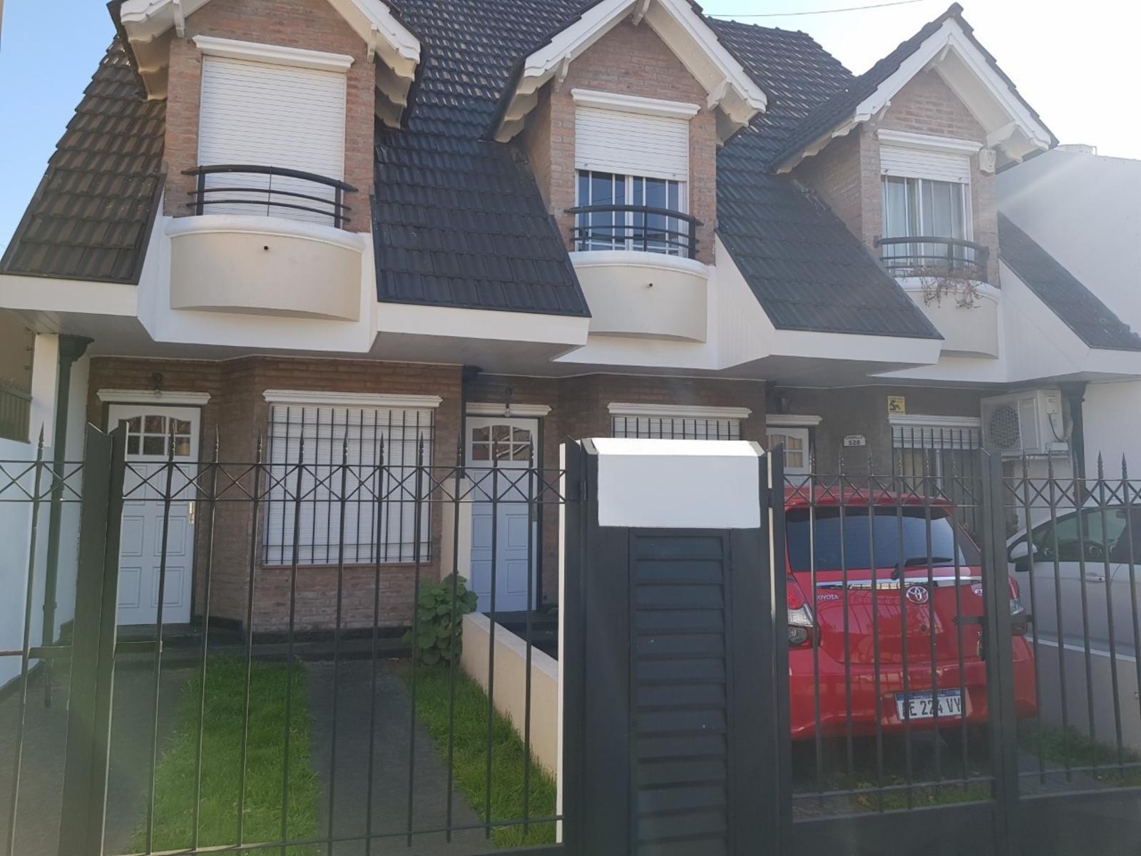 Excelentes 2 Dúplex a estrenar en Haedo Norte, con 2 dormitorios y un amplio play room, 1 baño completo y un Toilette ,patio, lavadero , jardín y cochera .Consulte. — foto 11