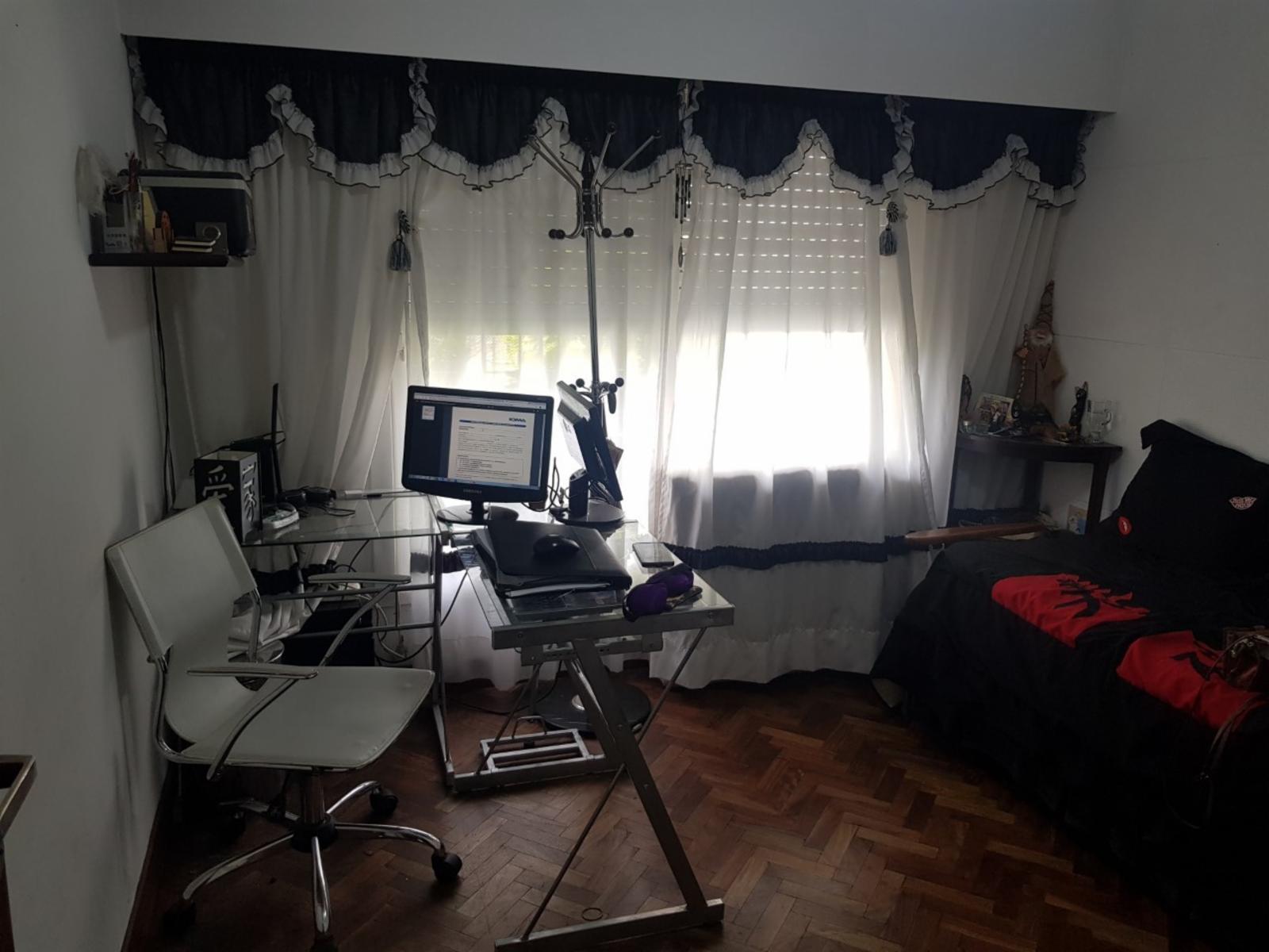 Excelente casa de 5 ambientes, 3 dormitorios 1 escritorio, amplio fondo, pileta, quincho y garage.- Oportunidad,. Se aceptan permutas menor valor.Consulte.