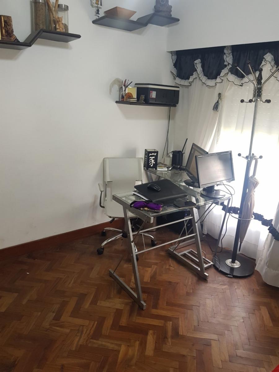 Excelente casa de 5 ambientes, 3 dormitorios 1 escritorio, amplio fondo, pileta, quincho y garage.- Oportunidad,. Se aceptan permutas menor valor.Consulte. — foto 2