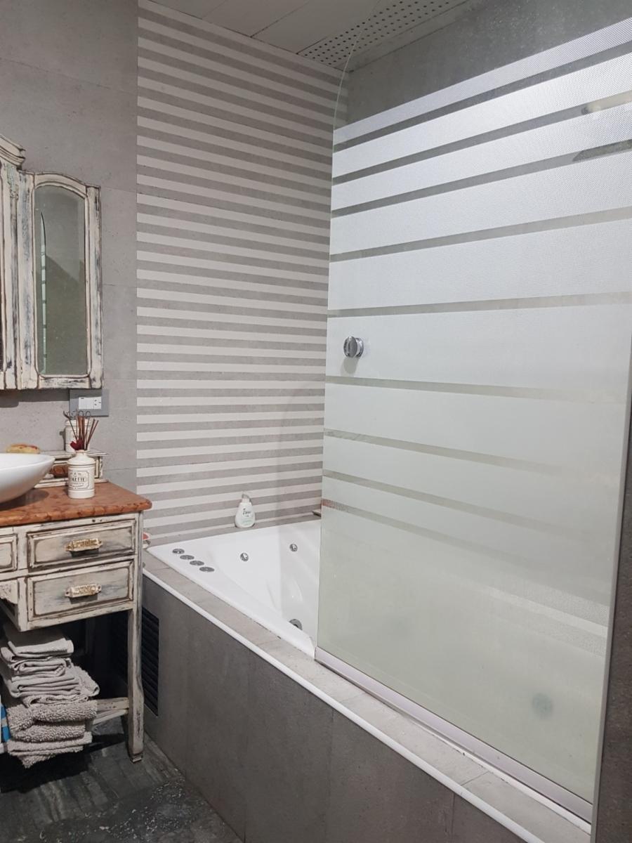 Excelente casa de 5 ambientes, 3 dormitorios 1 escritorio, amplio fondo, pileta, quincho y garage.- Oportunidad,. Se aceptan permutas menor valor.Consulte. — foto 3