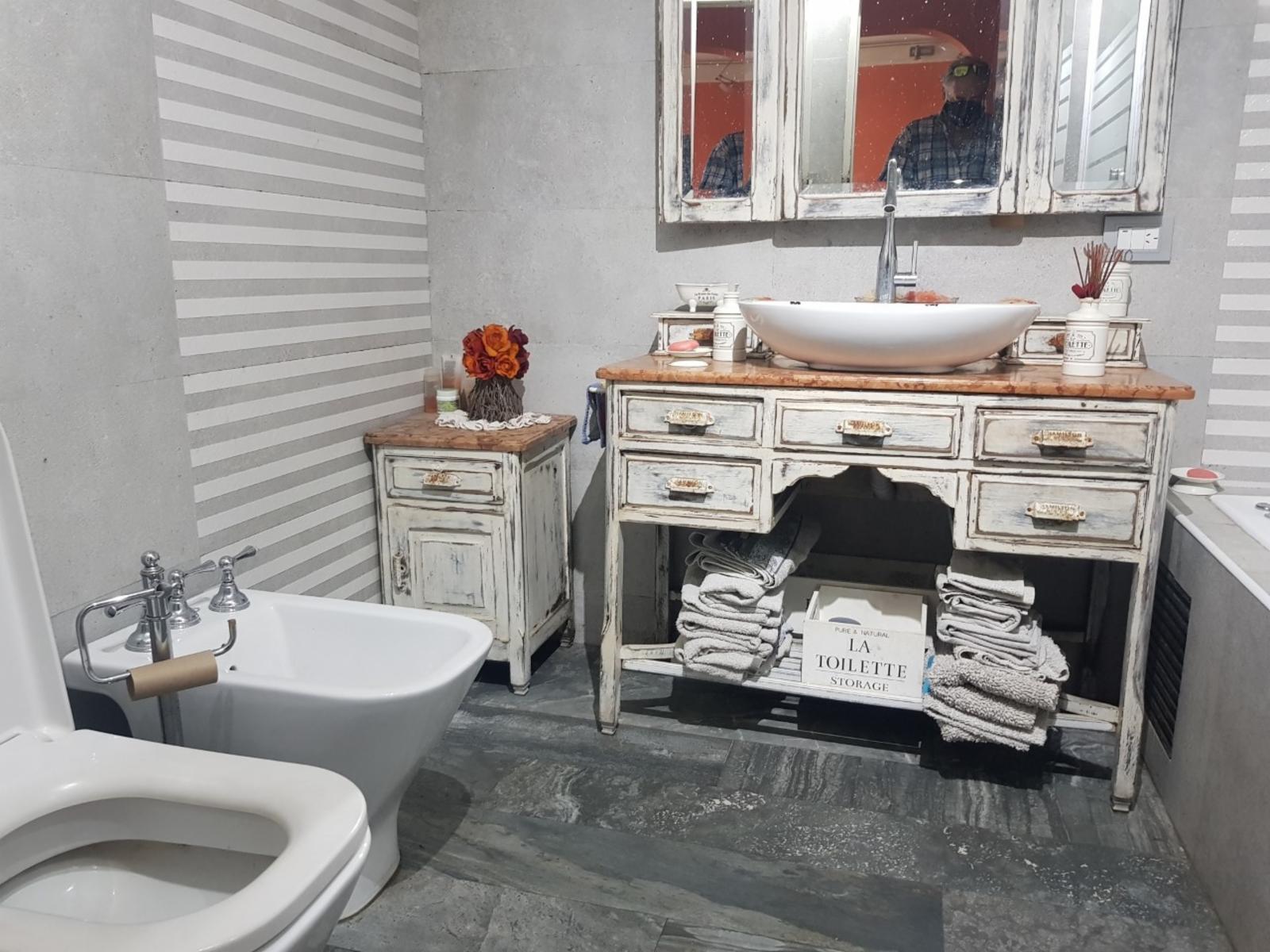 Excelente casa de 5 ambientes, 3 dormitorios 1 escritorio, amplio fondo, pileta, quincho y garage.- Oportunidad,. Se aceptan permutas menor valor.Consulte. — foto 4