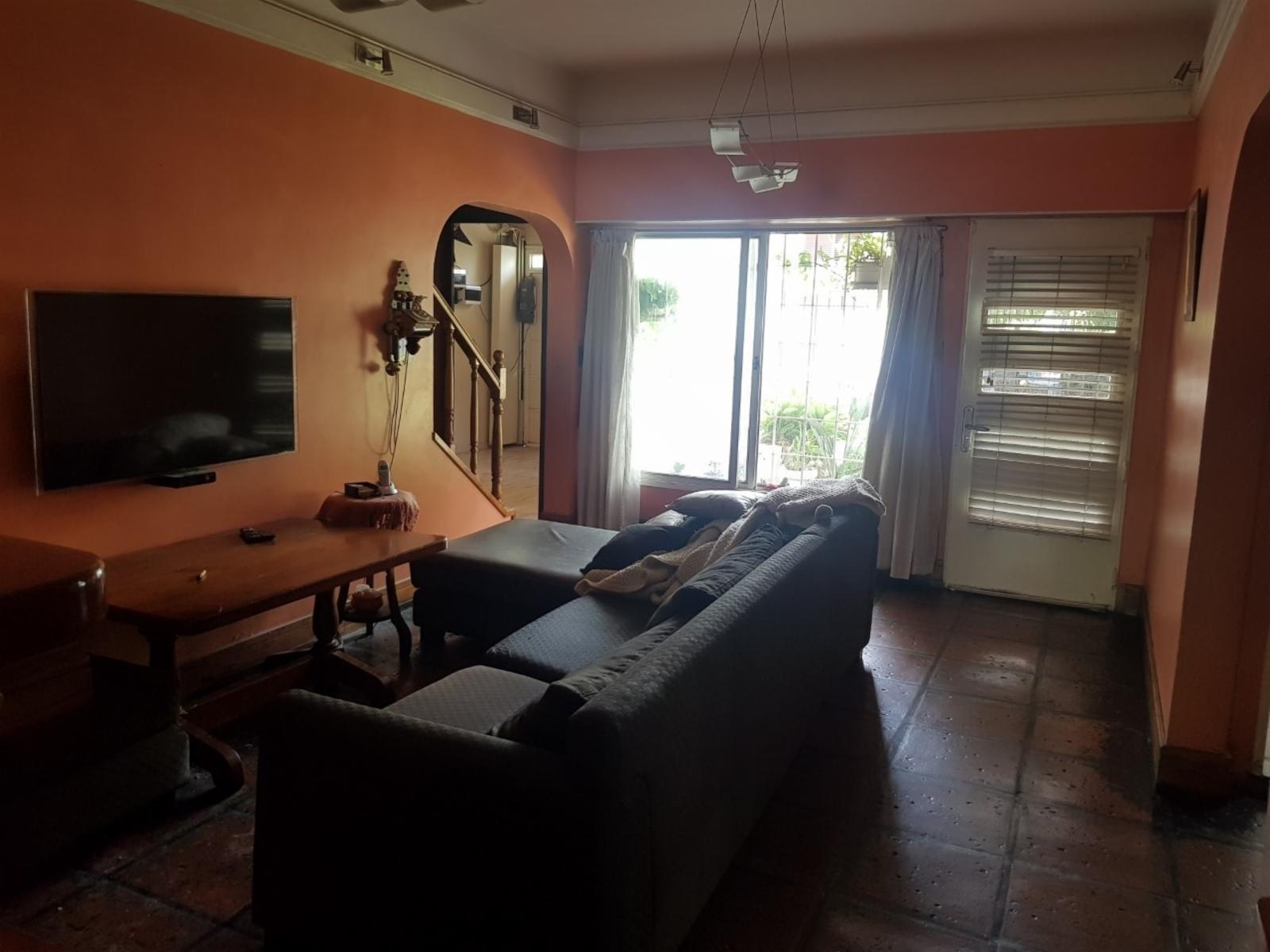 Excelente casa de 5 ambientes, 3 dormitorios 1 escritorio, amplio fondo, pileta, quincho y garage.- Oportunidad,. Se aceptan permutas menor valor.Consulte. — foto 5
