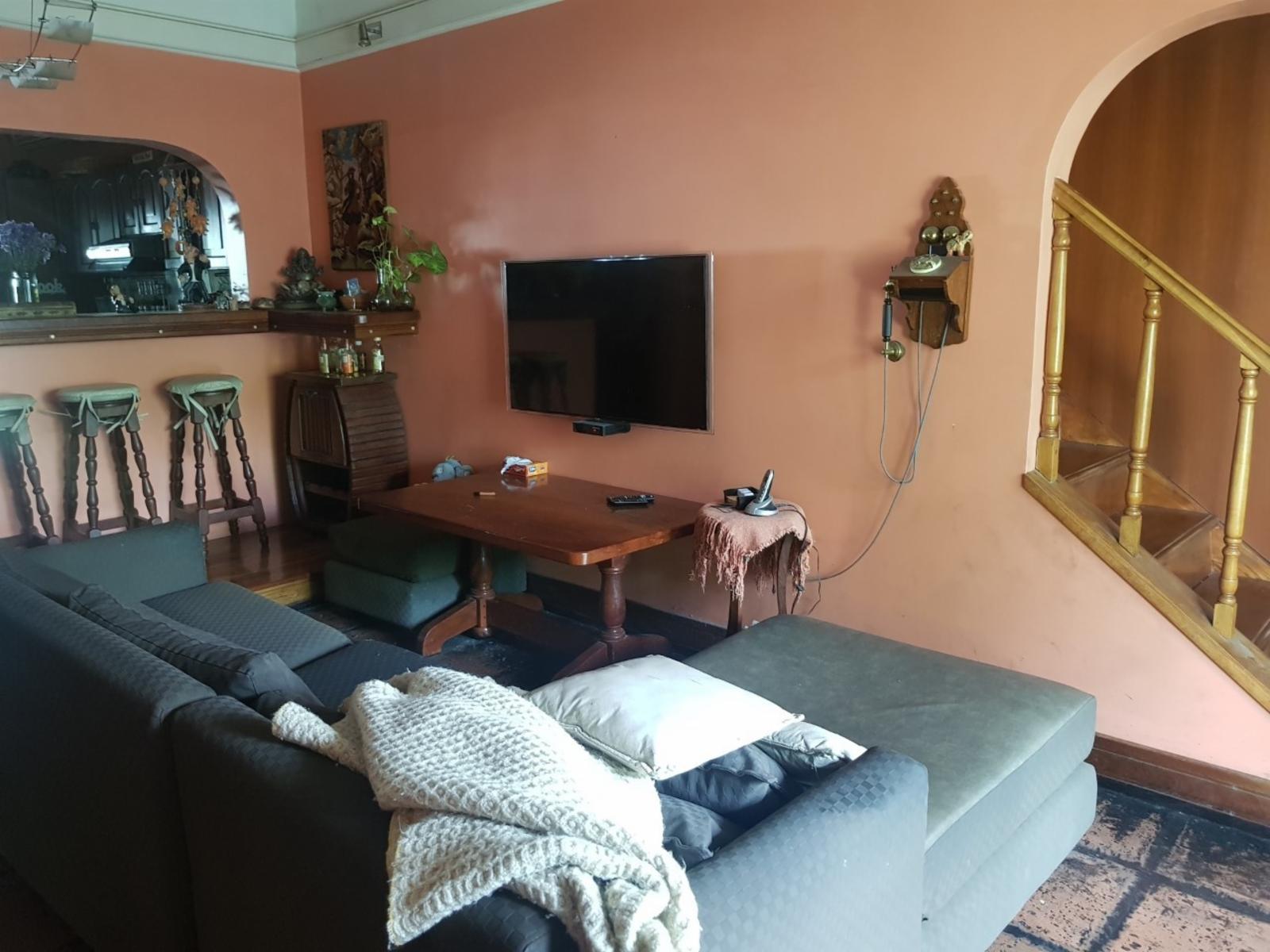 Excelente casa de 5 ambientes, 3 dormitorios 1 escritorio, amplio fondo, pileta, quincho y garage.- Oportunidad,. Se aceptan permutas menor valor.Consulte. — foto 6