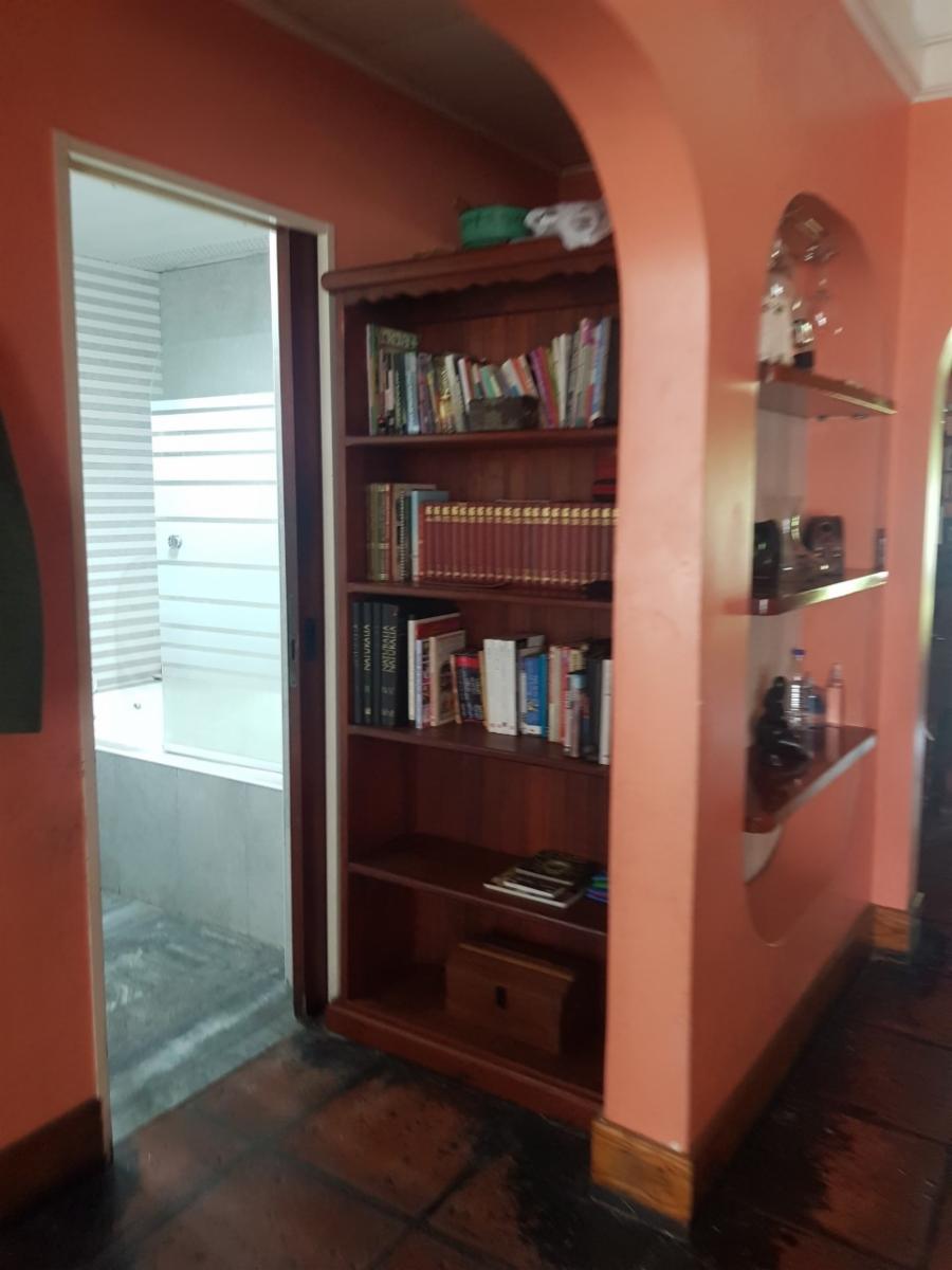 Excelente casa de 5 ambientes, 3 dormitorios 1 escritorio, amplio fondo, pileta, quincho y garage.- Oportunidad,. Se aceptan permutas menor valor.Consulte. — foto 7