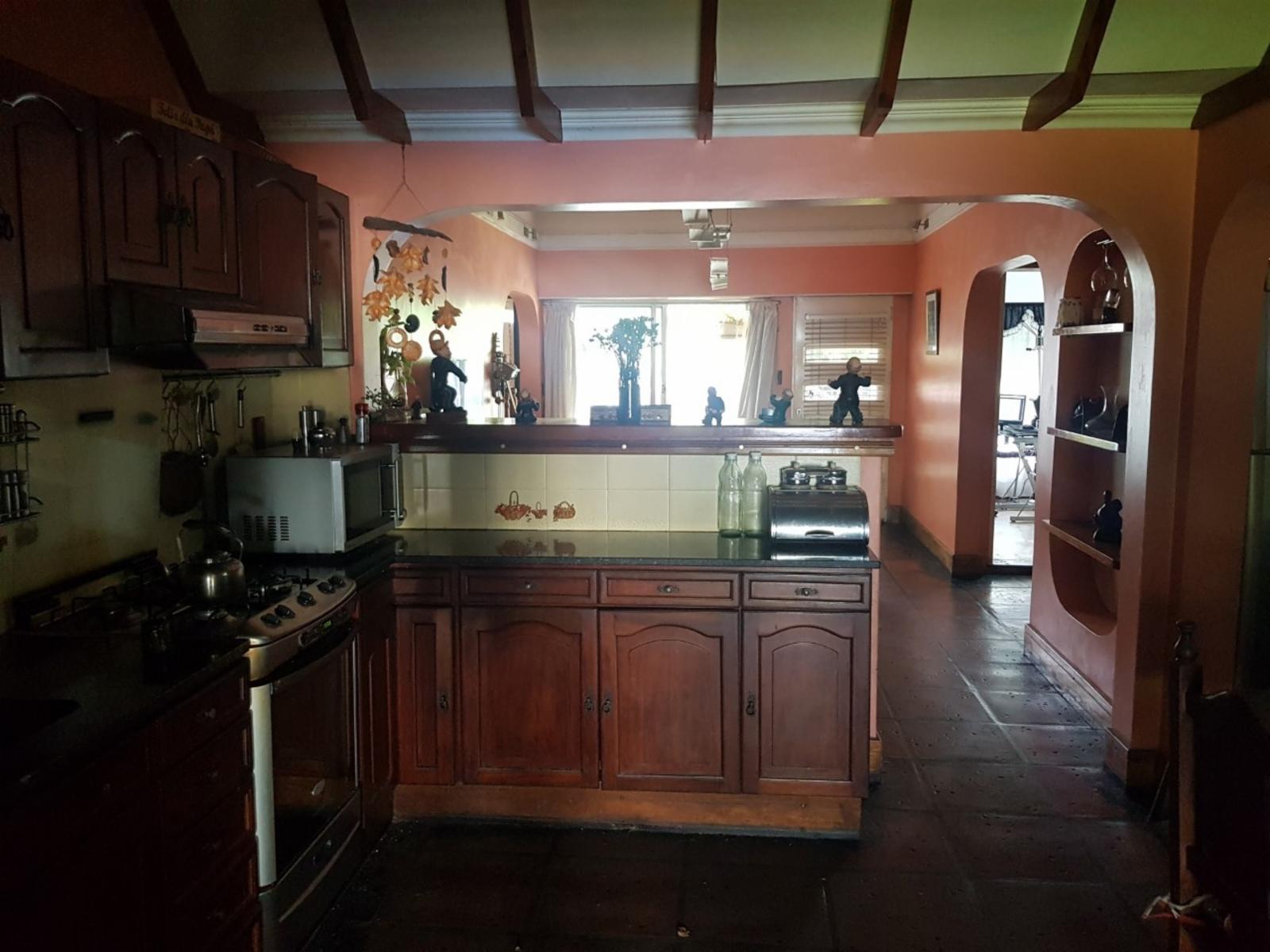 Excelente casa de 5 ambientes, 3 dormitorios 1 escritorio, amplio fondo, pileta, quincho y garage.- Oportunidad,. Se aceptan permutas menor valor.Consulte. — foto 8