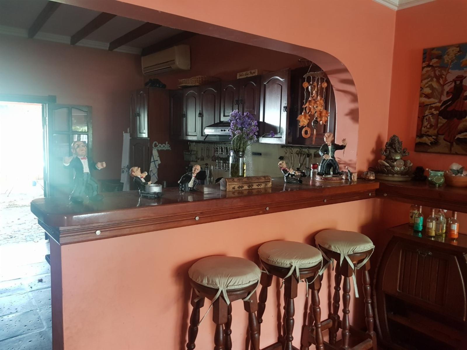 Excelente casa de 5 ambientes, 3 dormitorios 1 escritorio, amplio fondo, pileta, quincho y garage.- Oportunidad,. Se aceptan permutas menor valor.Consulte. — foto 9