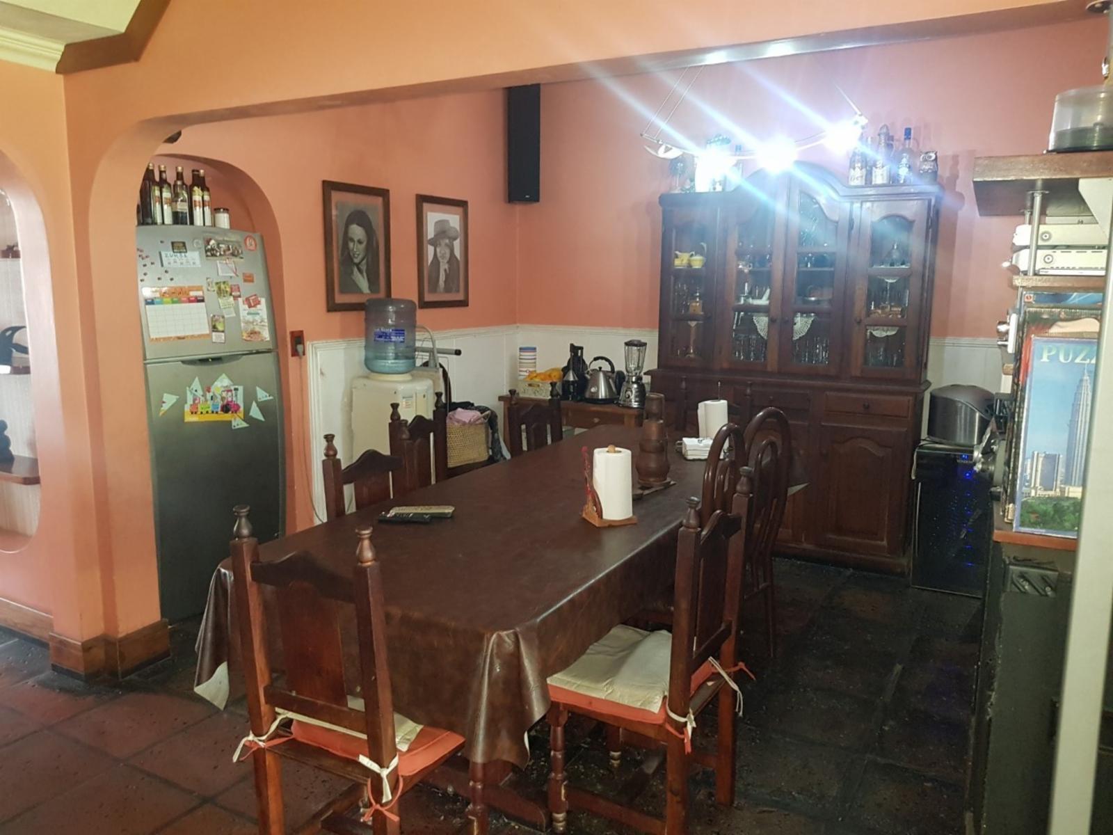 Excelente casa de 5 ambientes, 3 dormitorios 1 escritorio, amplio fondo, pileta, quincho y garage.- Oportunidad,. Se aceptan permutas menor valor.Consulte. — foto 10